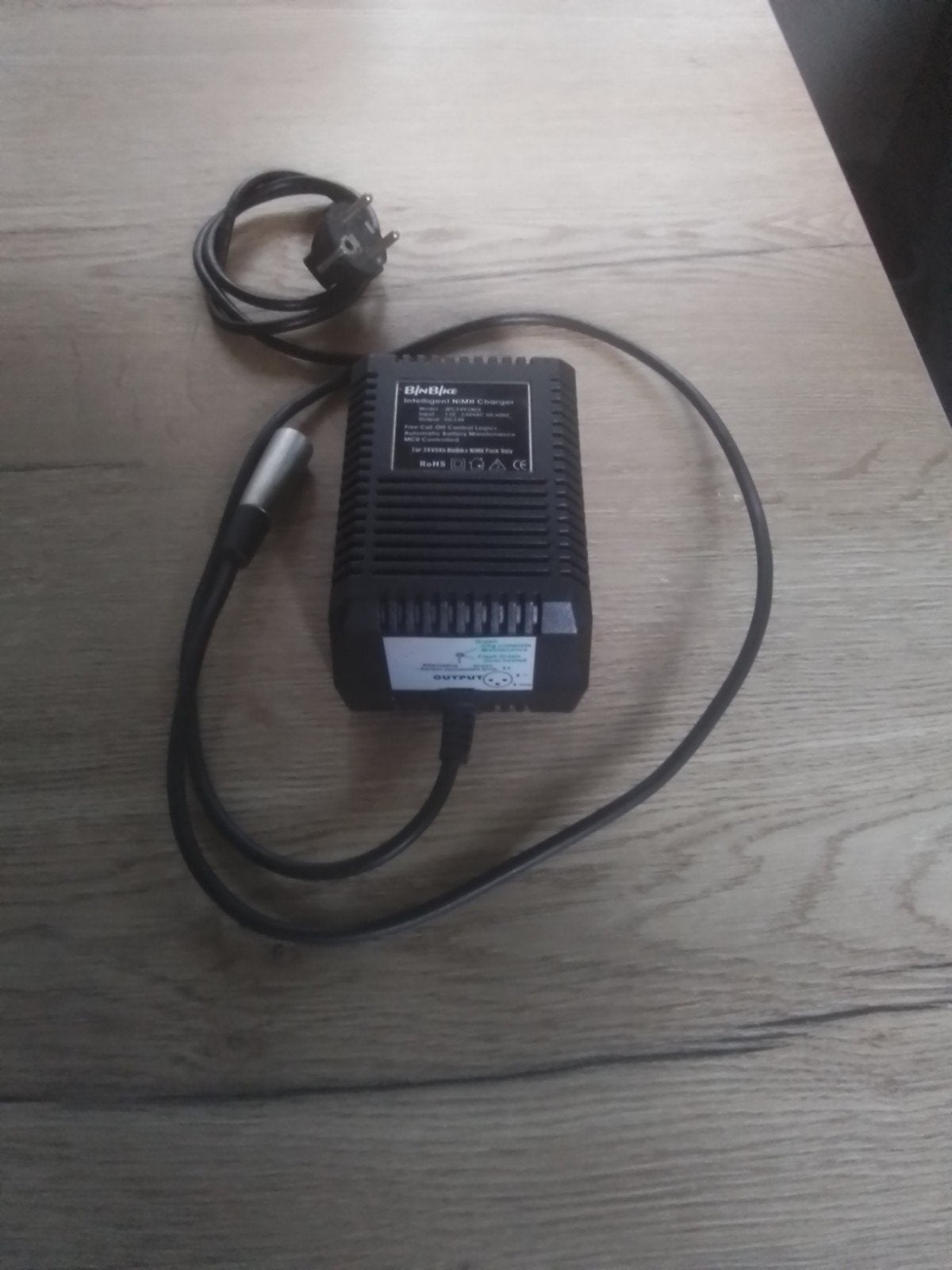 Montego 3 pins accu lader 24V, Fietsen en Brommers, Fietsaccessoires | Fietsaccu's, Ophalen of Verzenden