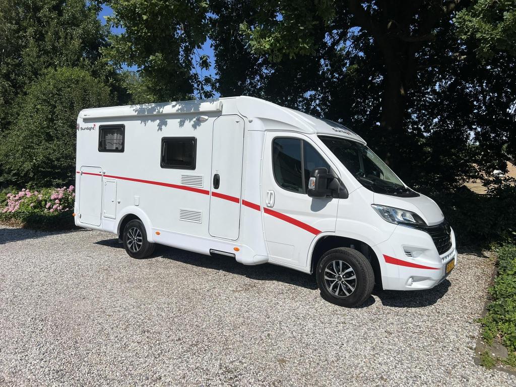 Sunlight V66 Zeer compact met stalling, Caravans en Kamperen, Campers, Sunlight, Tot en met 2, Treinzit, Bedrijf