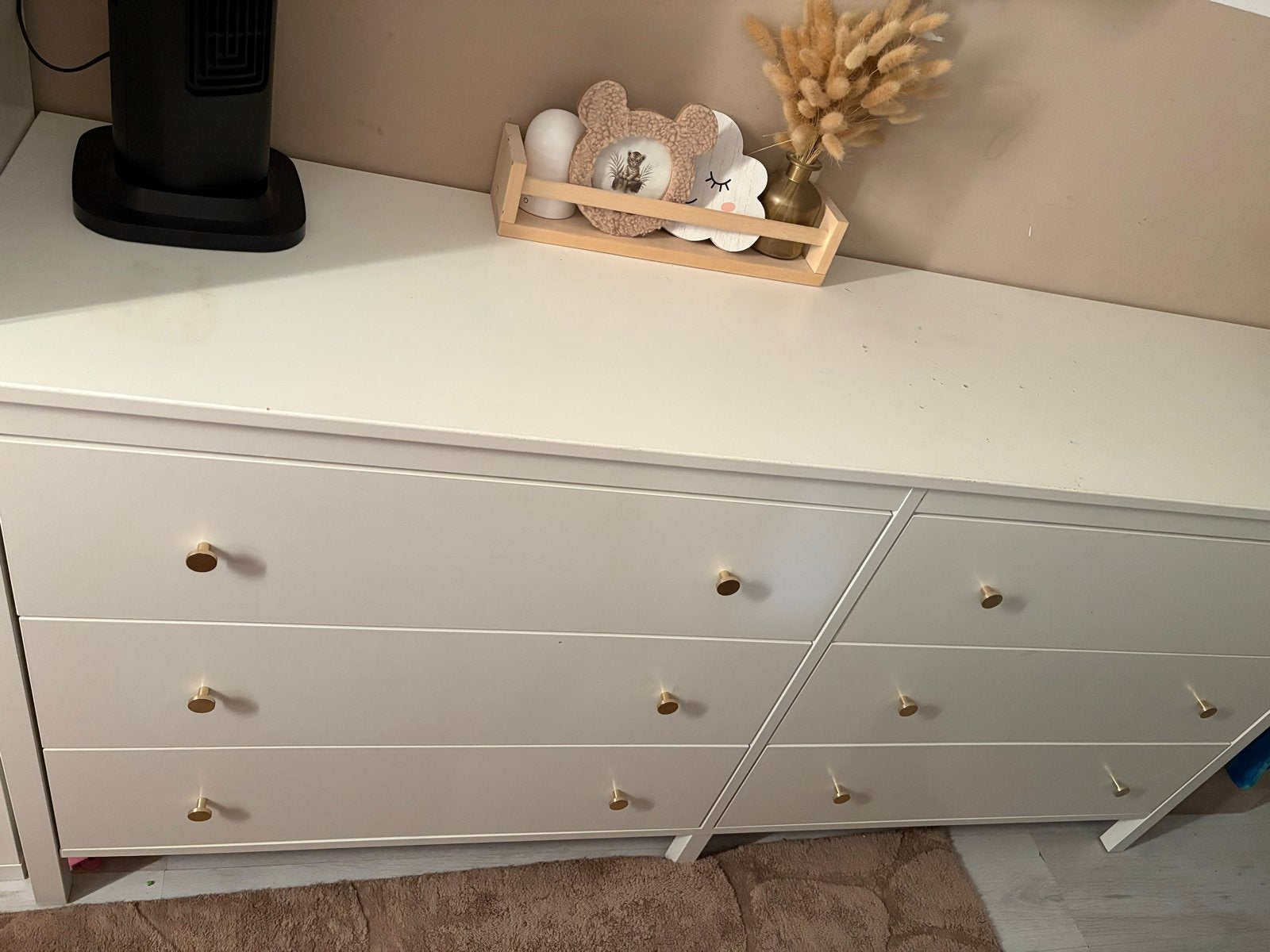 Ikea hemnes Witte ladekast met goudkleurige knoppen, Gebruikt, 100 tot 150 cm, Ophalen of Verzenden, Met lade(s)