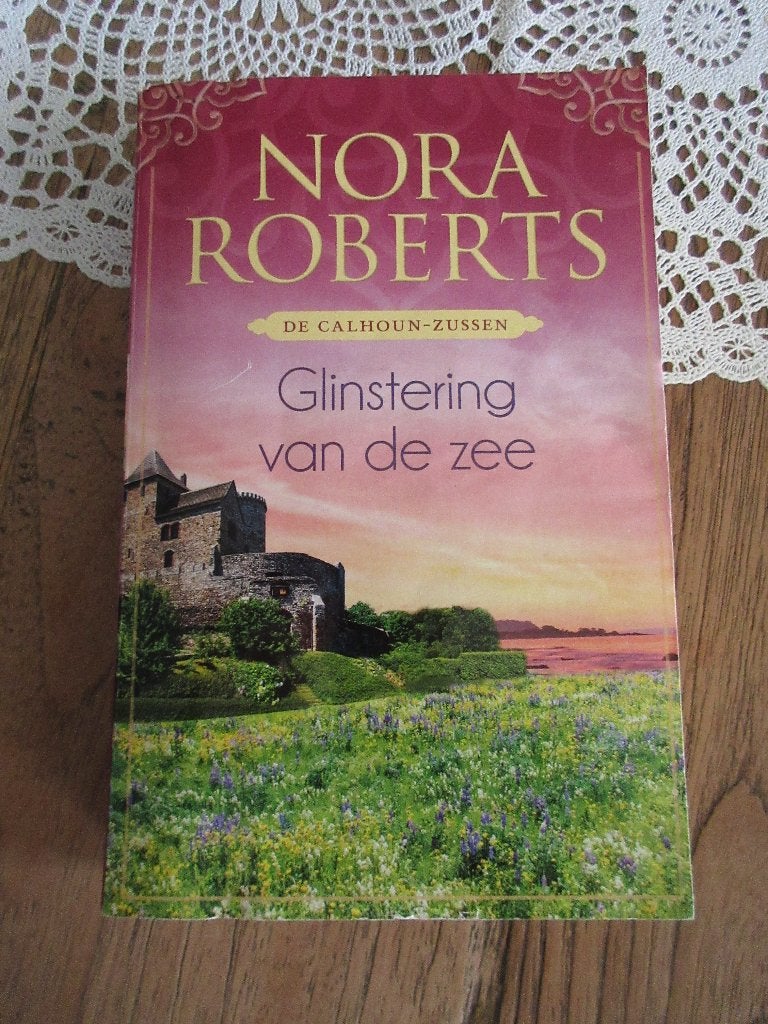 Glinstering van de zee. Nora Roberts, Boeken, Chicklit, Ophalen of Verzenden, Gelezen, Nora Roberts