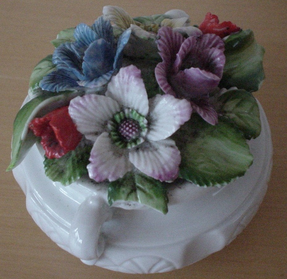 bloembakje/kunstwerkje van porselein- Royal Daisy by Cherart, Antiek en Kunst, Antiek | Porselein, Ophalen