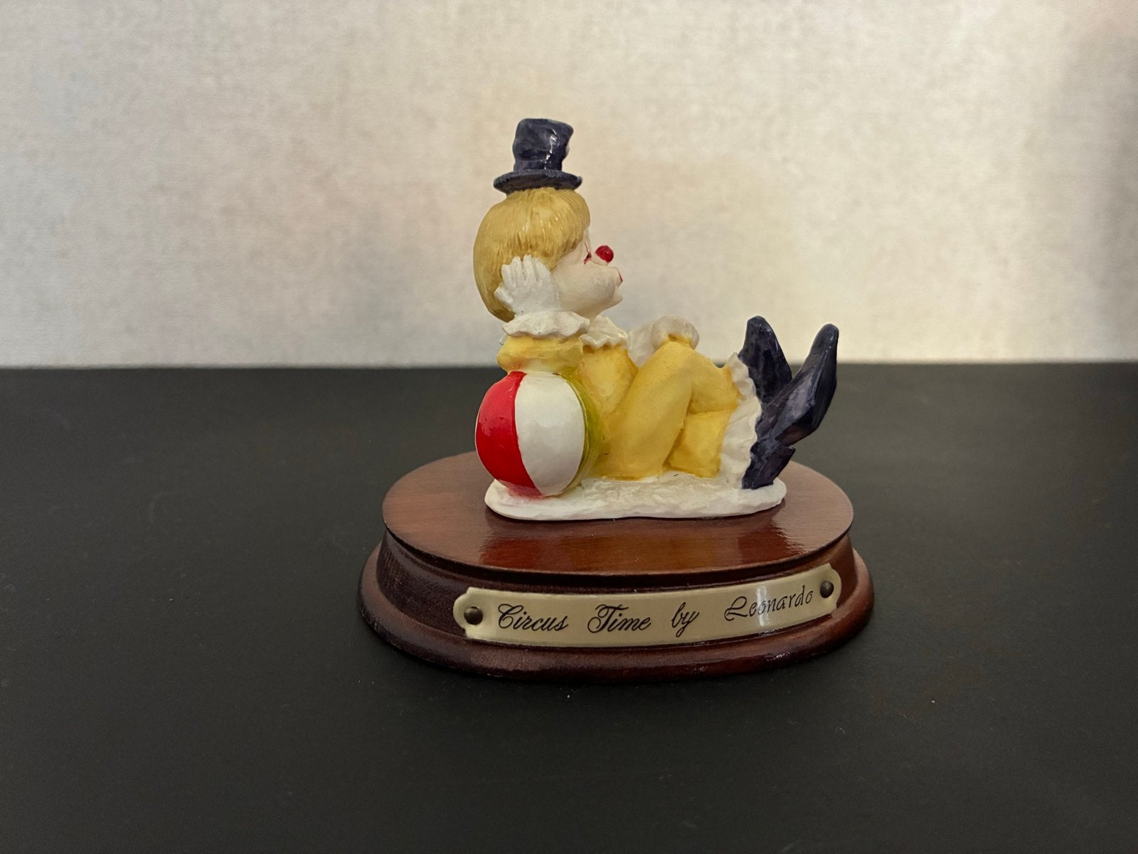 Leonardo beeldje "Circus Time" clown op houten voet, Ophalen of Verzenden, Zo goed als nieuw, Mens