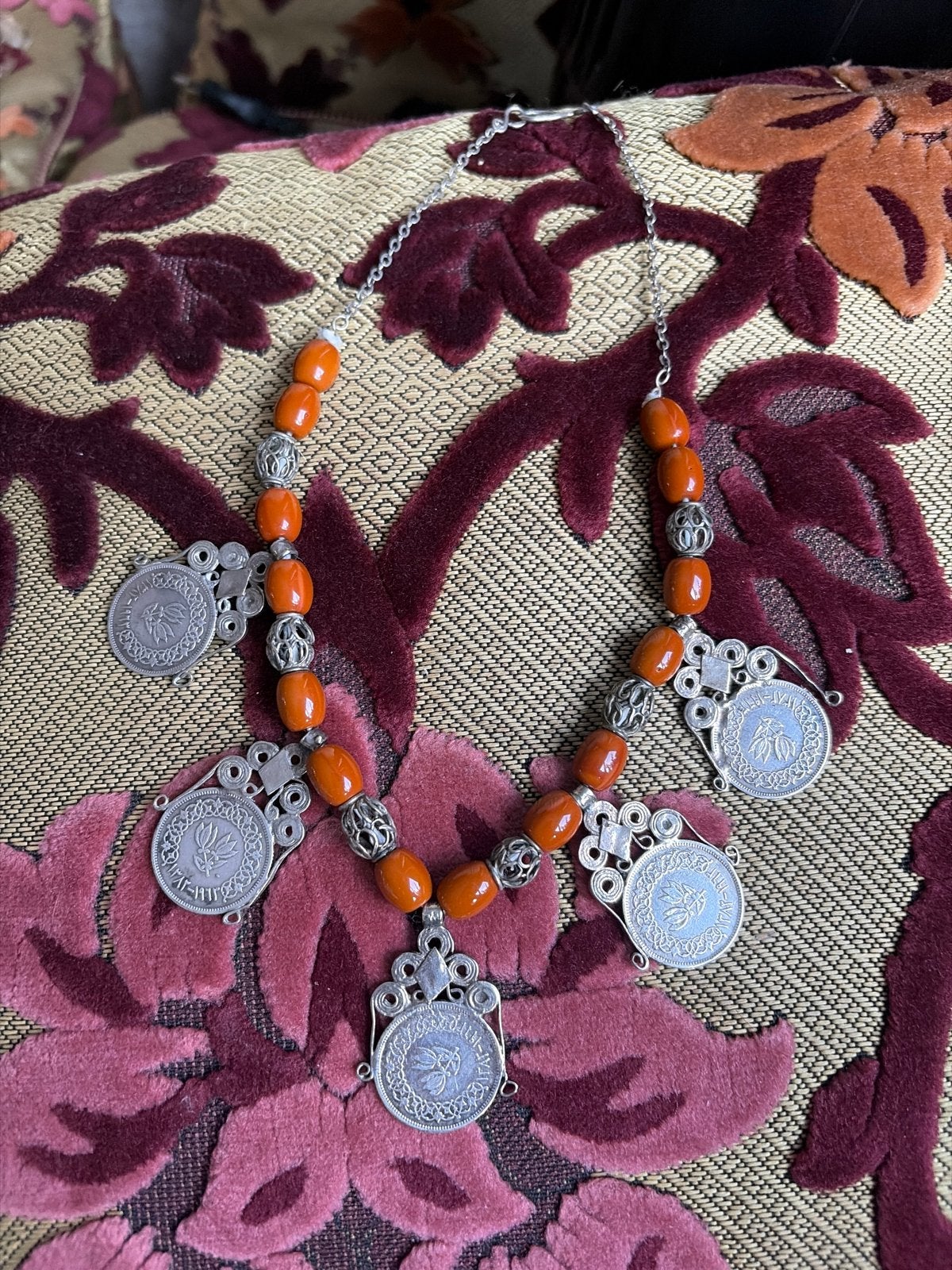 Vintage Marokkaanse ketting met oranje kralen en munten, Sieraden, Tassen en Uiterlijk, Ophalen, Gebruikt, Oranje, Overige materialen