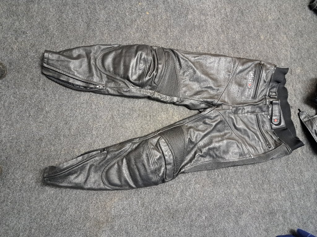 Zwarte leren motorbroek maat 52, Motoren, Kleding | Motorkleding, Broek | leer, Heren, Ophalen of Verzenden, GRID