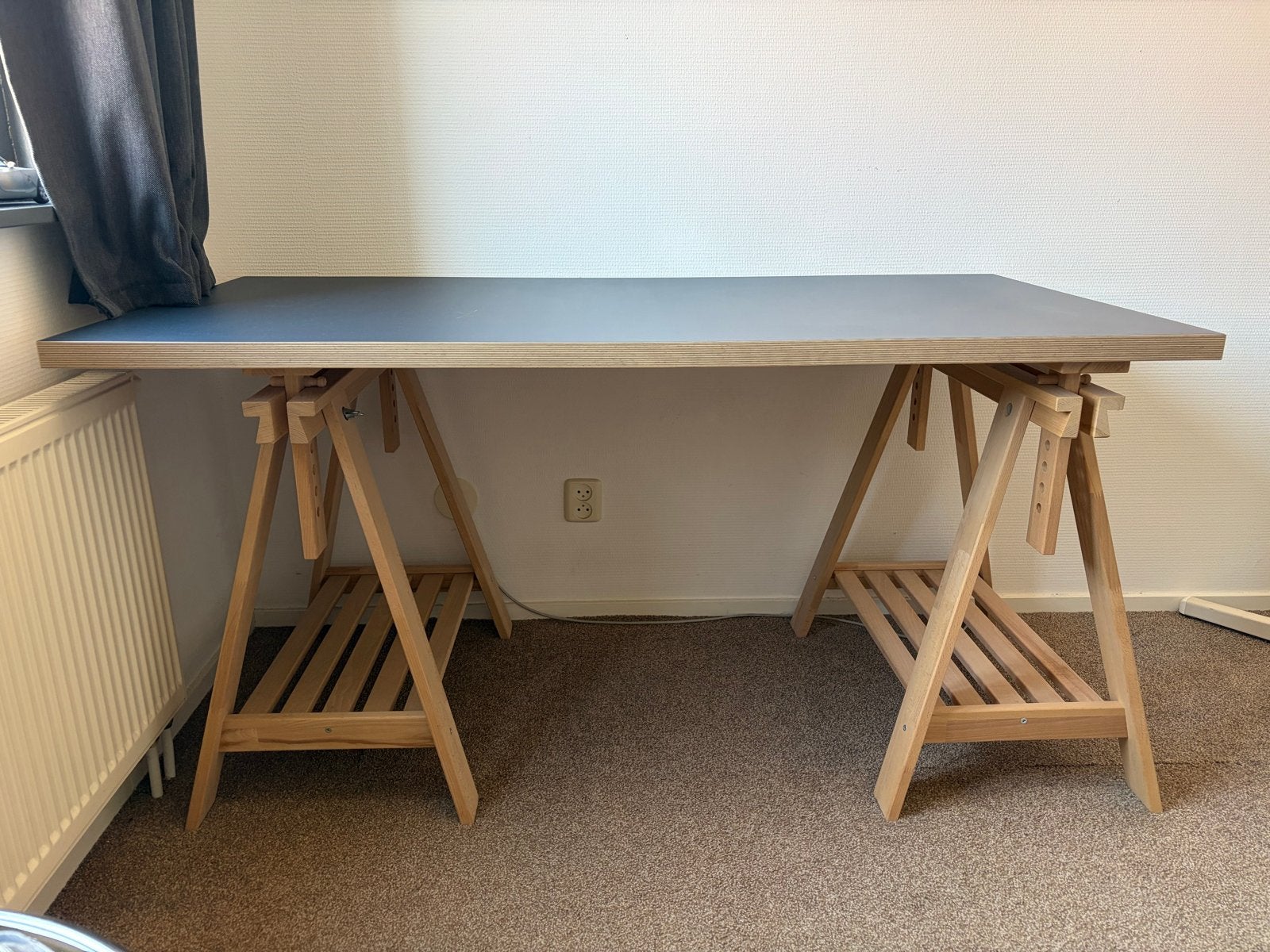 IKEA LAGKAPTEN / MITTBACK bureau donkergrijs met schragen, Ophalen, Scandinavisch, Hout, In hoogte verstelbaar