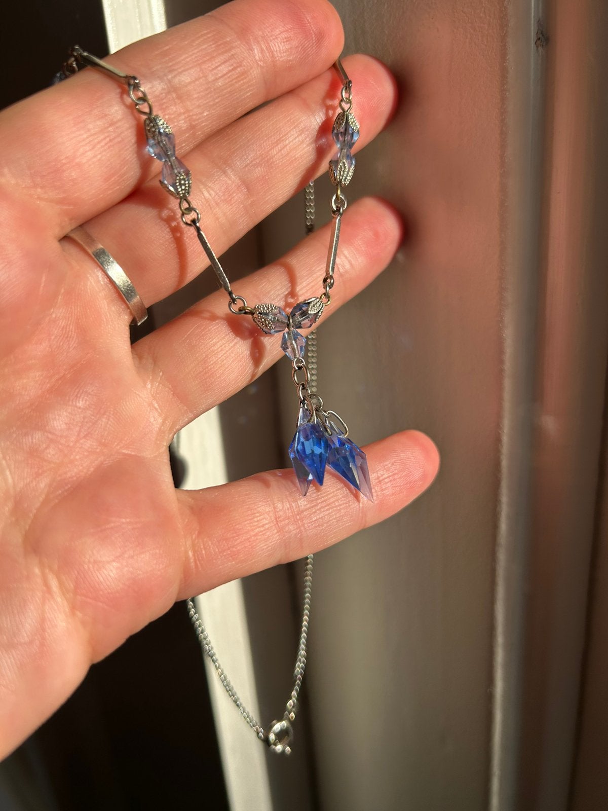 Vintage ketting met blauwe kristallen hanger, Met kristal, Overige materialen, Blauw, Ophalen of Verzenden