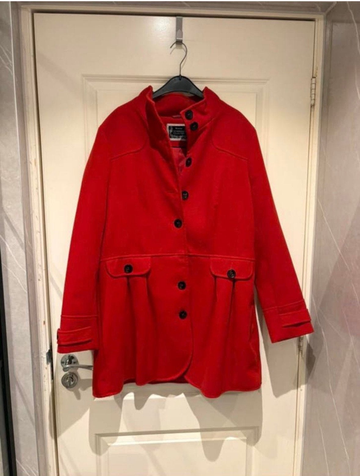 Rode mantel jas, Ophalen of Verzenden, Zo goed als nieuw, Maat 42/44 (L), Rood