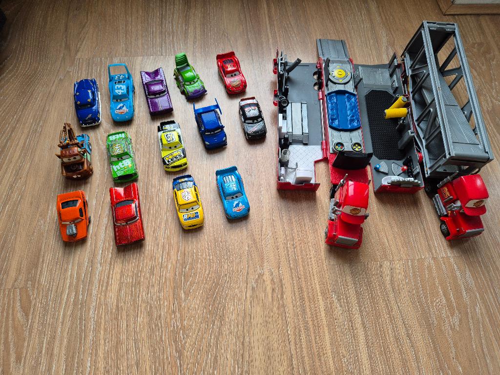 Disney Pixar Cars bundel met Mack trucks en meerdere auto's, Ophalen of Verzenden, Gebruikt