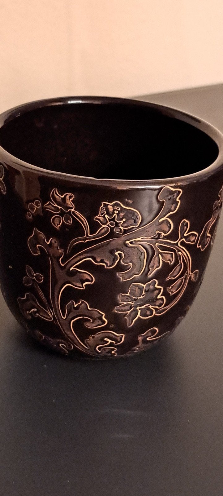 Zwarte stenen bloempot met een prachtig motief rondom., Steen, Rond, Ophalen of Verzenden, Minder dan 40 cm