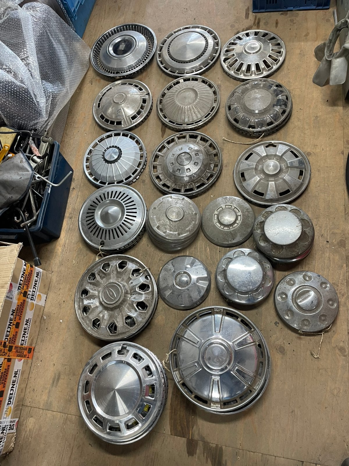 Diverse toyota oldtimer wieldoppen carina crown corolla kp30, Auto diversen, Wieldoppen, Ophalen of Verzenden, Zo goed als nieuw