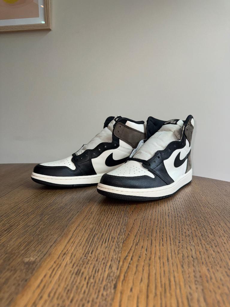 Air Jordan 1 High OG Dark Mocha US 8.5 EU 42 DS, Bruin, Nieuw, Ophalen of Verzenden, Sneakers of Gympen