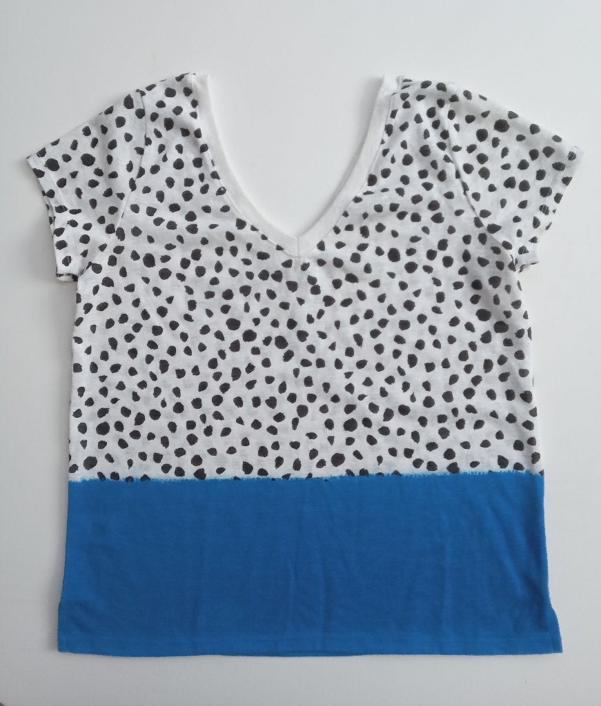 Tricot hemdje met spikkels en blauwe rand, maat M, Zo goed als nieuw, Korte mouw, Stichting Angel's Choice, Angelschoice@gmail.com