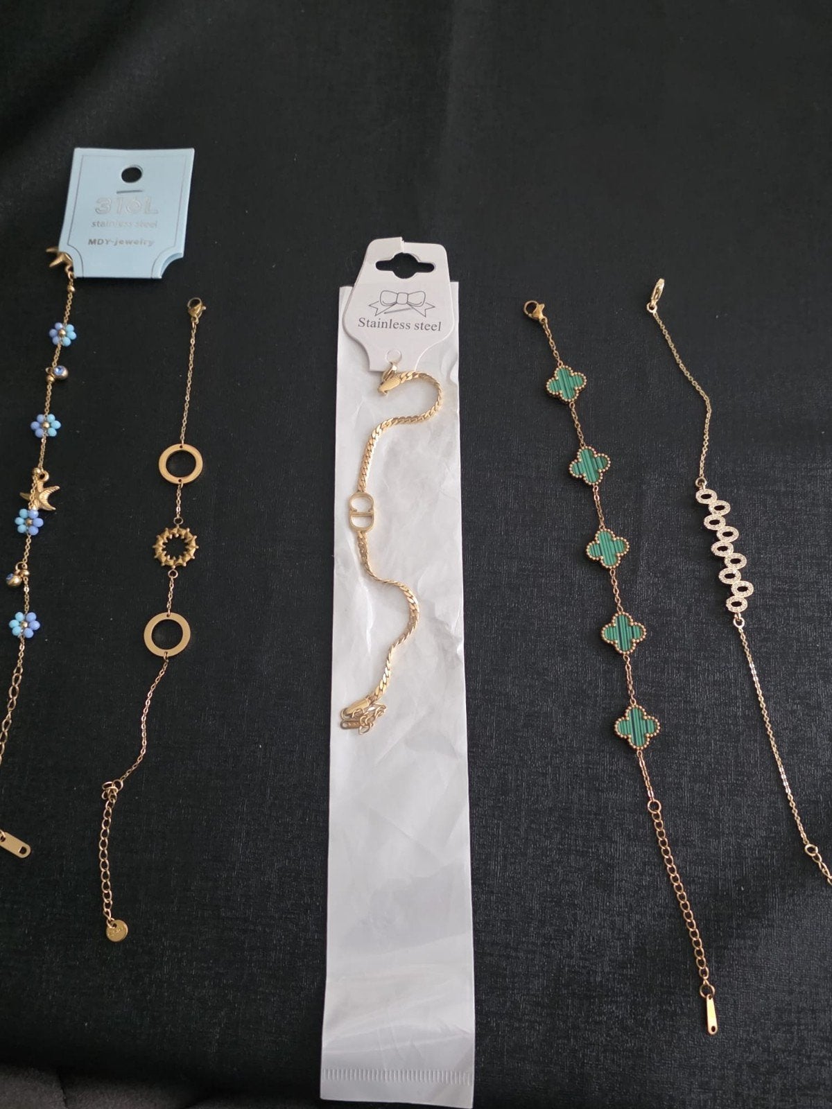 Diverse gouden kleur  armbanden - Nieuw, Staal, Nieuw, Goud, Met bedels of kralen