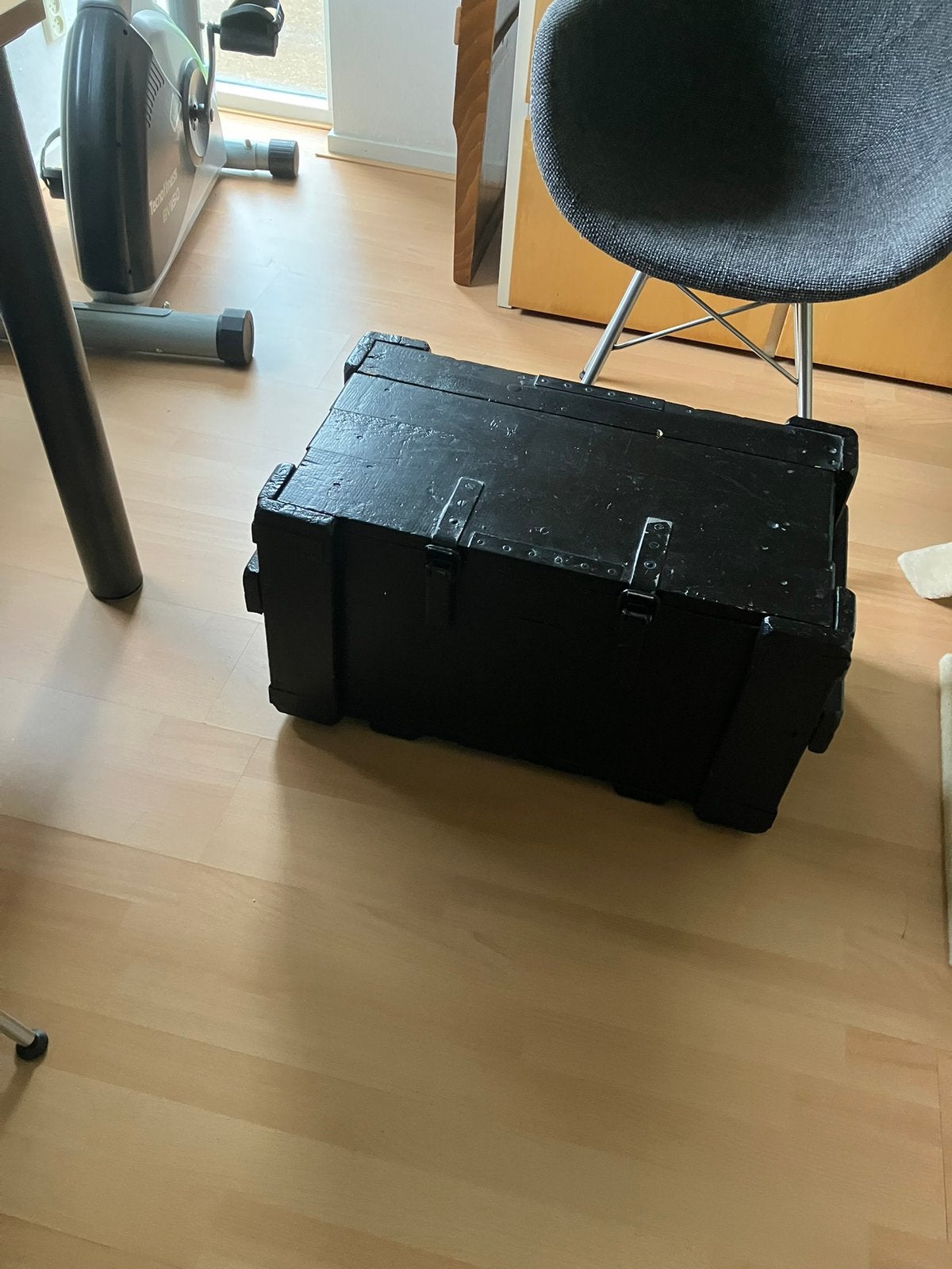 Oude munitiekist, zwart geschilderd, Ophalen, Landmacht, Nederland, Kist of Geocache