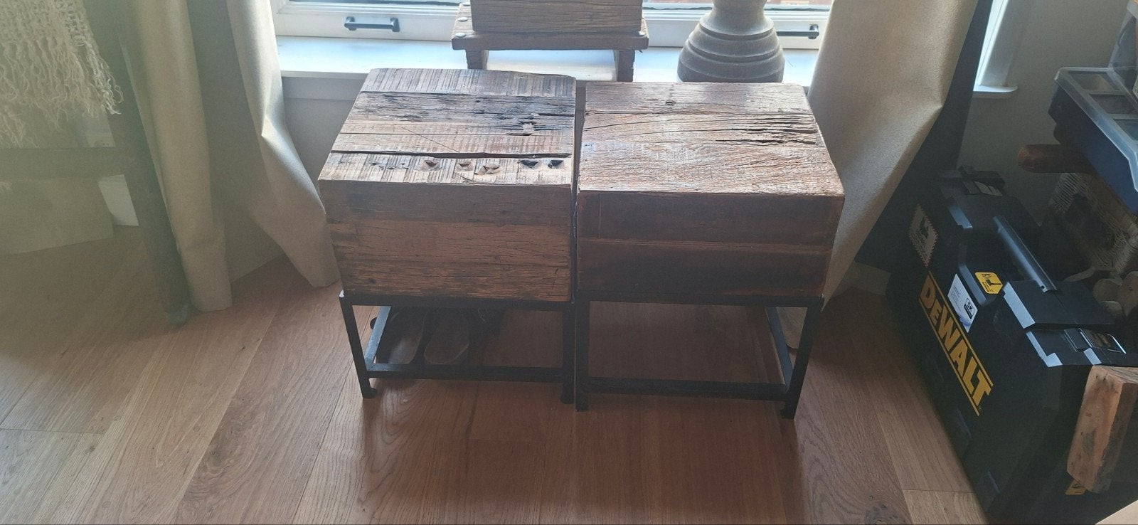 Set van 2 robuuste houten bijzettafels/nachtkastjes