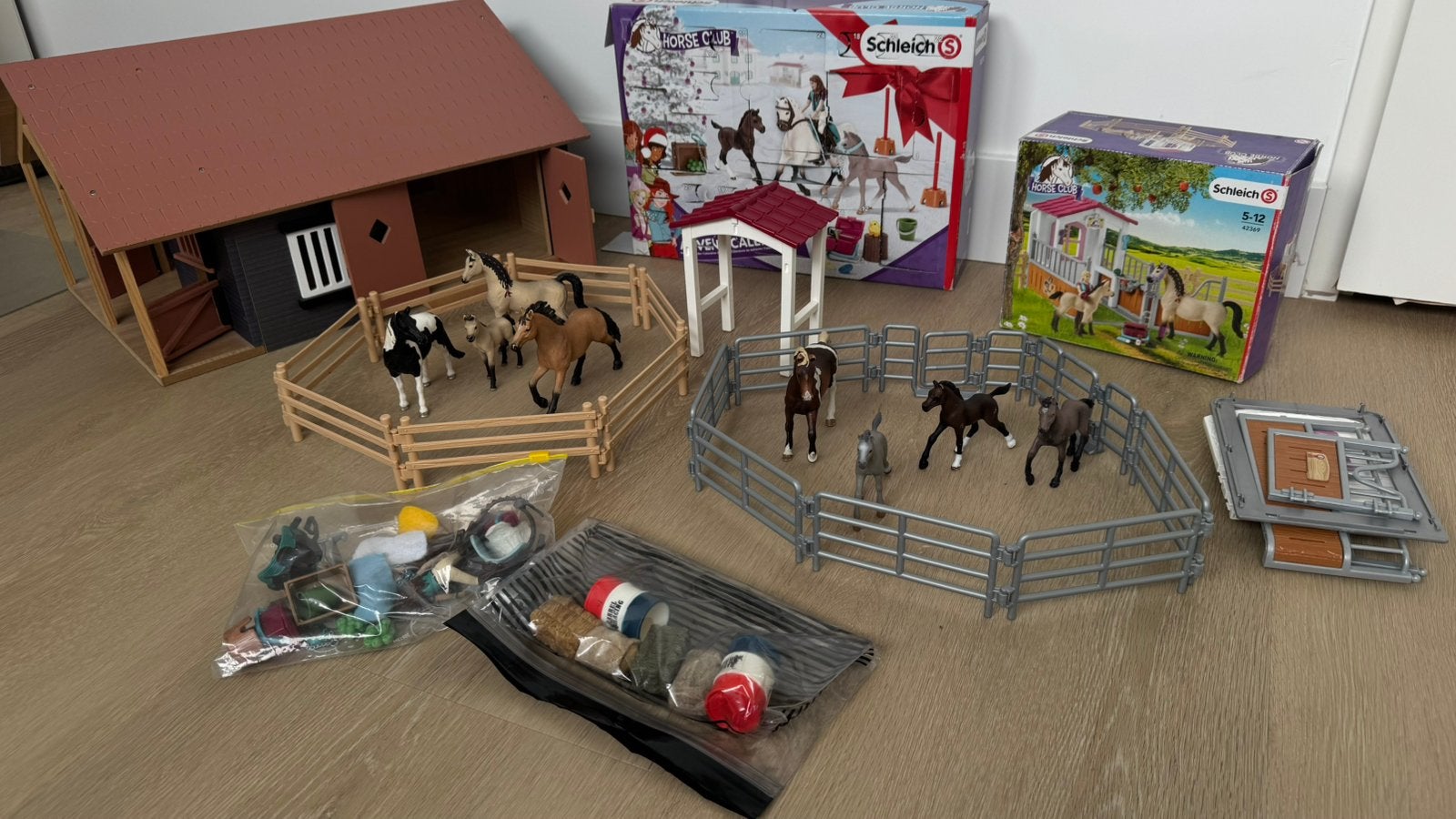 Manege paardenstal bruder met accesoires + 8 sleich paarden, Kinderen en Baby's, Speelgoed | Overig, Ophalen, Zo goed als nieuw