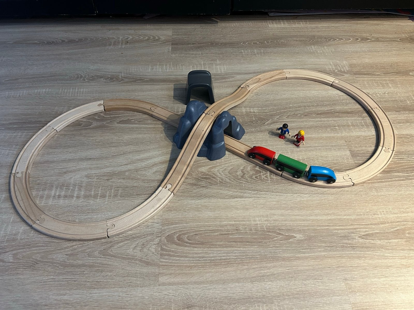 Houten treinbaan met tunnel en treintje, Ophalen of Verzenden, Zo goed als nieuw