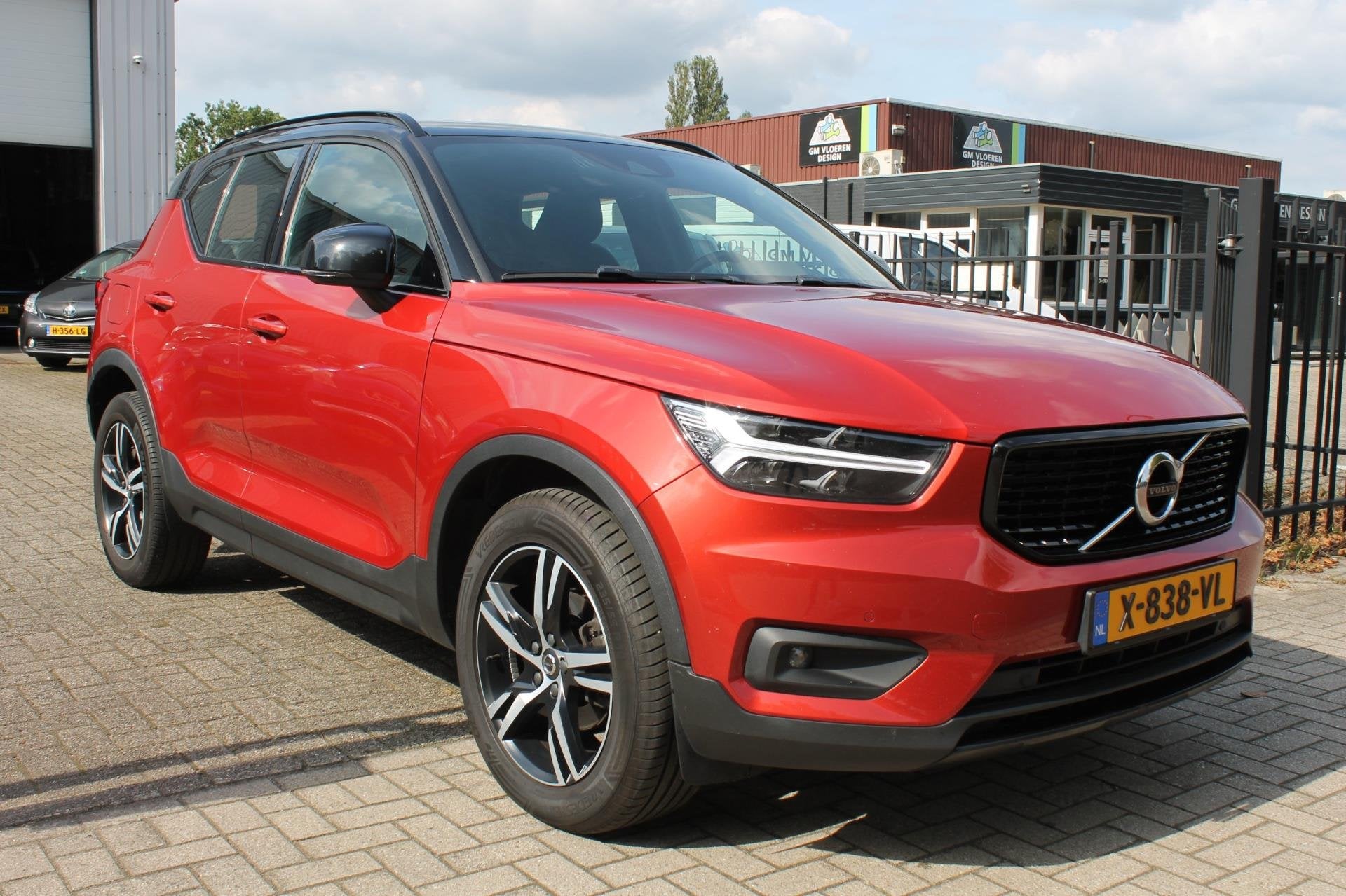 Volvo XC40 1.5 T2 R-Design Leer ACC Keyless Camera Nw.Staat, Auto's, Dealer onderhouden, 1525 kg, Gebruikt, Zwart