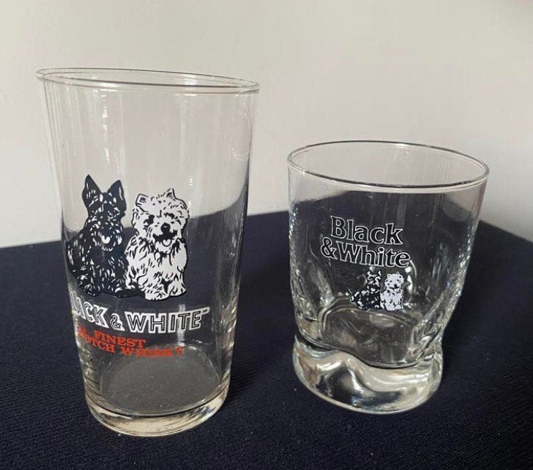 2 Verschillende Black & White whisky glazen. H. 12 en 9 cm., Ophalen of Verzenden, Zo goed als nieuw, Borrel- of Shotglas