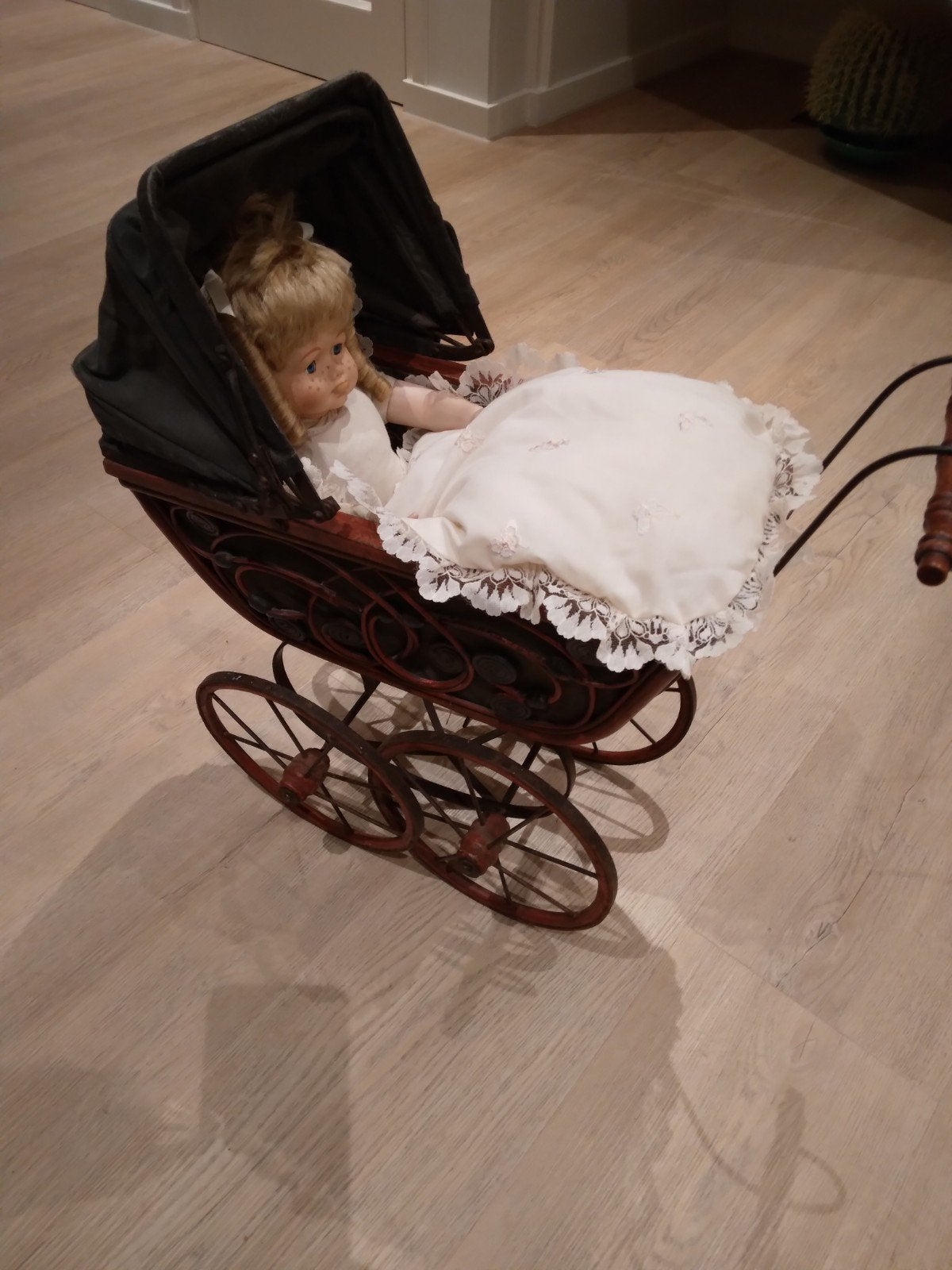 Aanbieding:Nostalgische poppenwagen met pop, dekbedje en kus, Ophalen, Gebruikt, Overige typen
