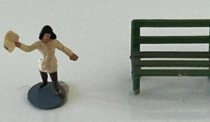 Miniatuur bankje met poppetje - Decoratie/Verzameling, Ophalen of Verzenden, Gebruikt, Overige typen