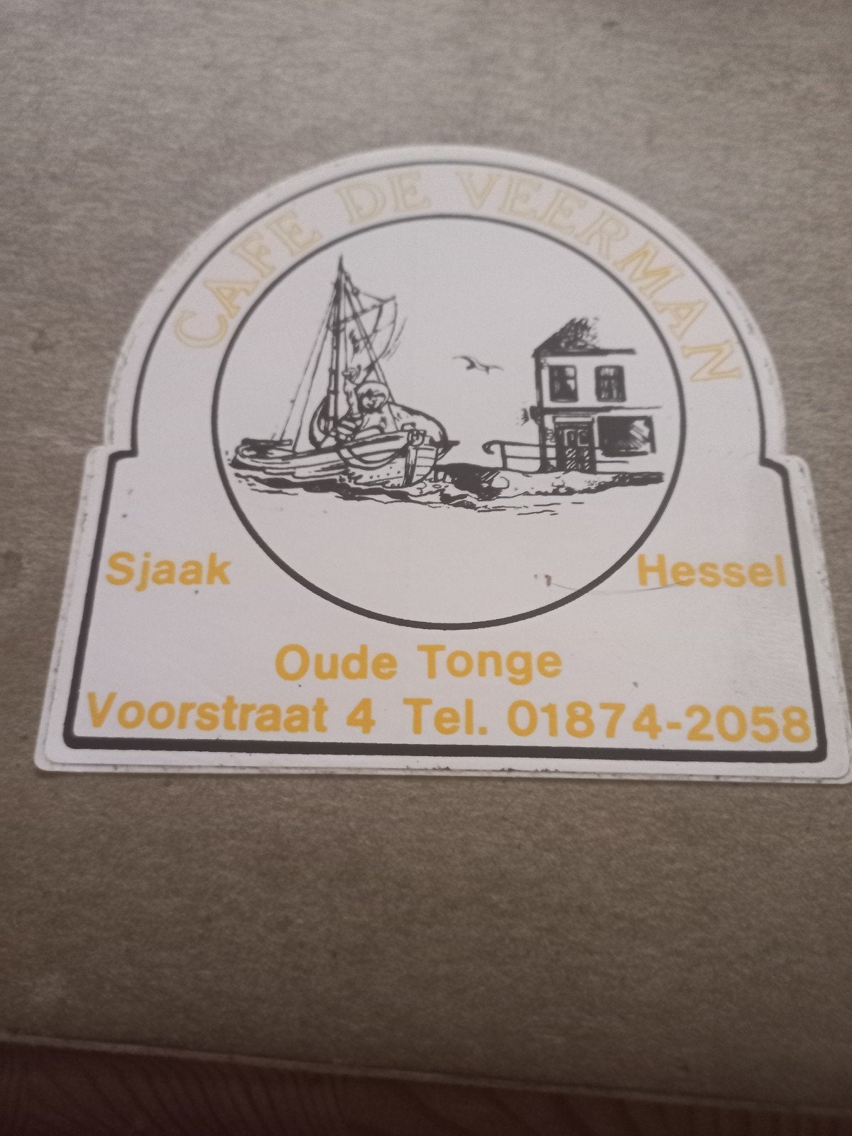 Vintage Reclamesticker Cafe De Veerman Oude Tonge, Verzamelen, Stickers, Gebruikt, Ophalen of Verzenden