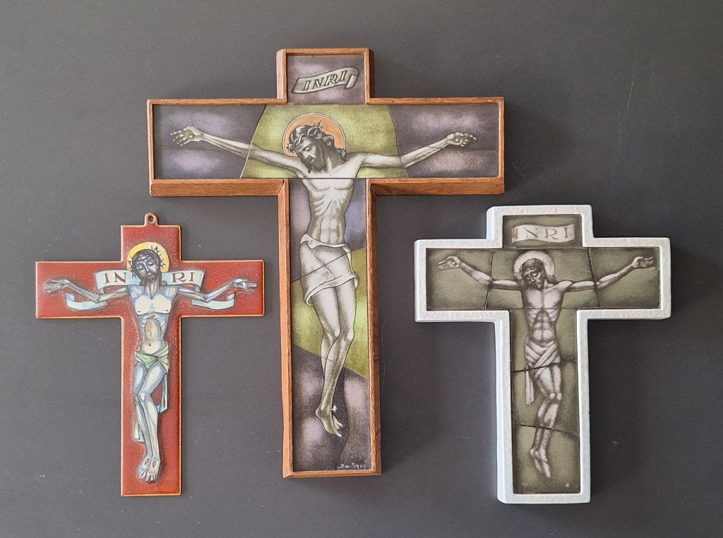 lot 3st kruisbeeld emaille op koper en gebrandschilderd glas, Ophalen of Verzenden, Gebruikt, Overige typen, Christendom | Katholiek