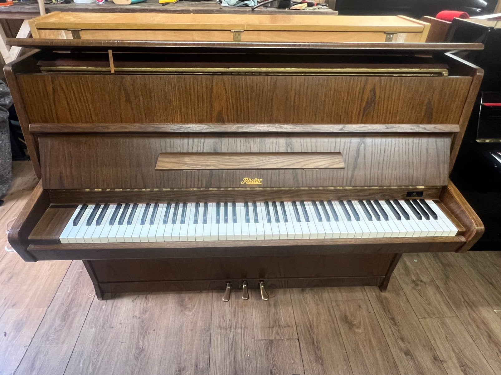 Rösler piano 110cm uit 1985 perfect instapmodel, Ophalen, Bruin, Zo goed als nieuw, Piano