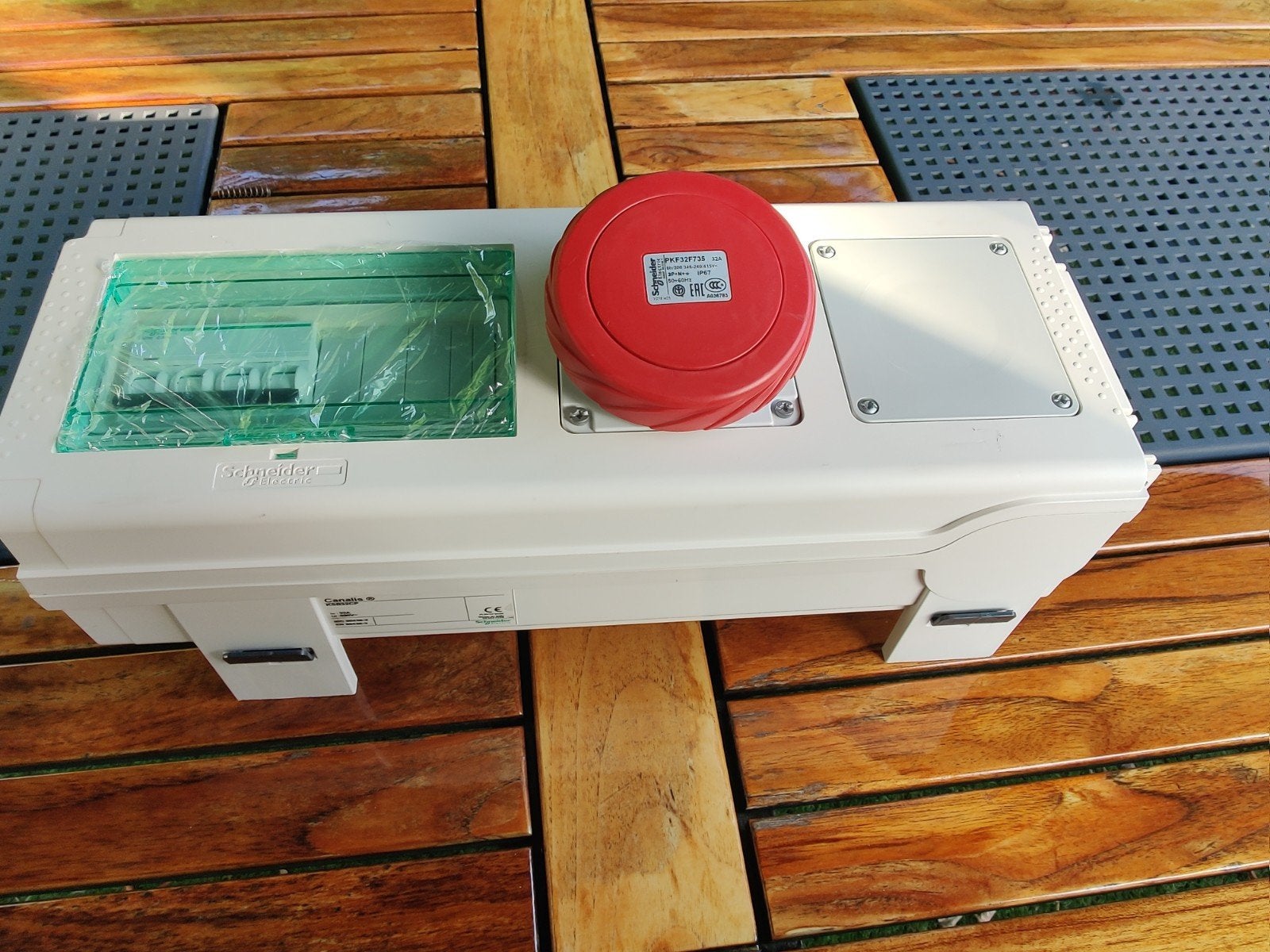 SE Canalis KSB32CP aftakkast met 32A automaat en cee-form wc, Ophalen of Verzenden, Zo goed als nieuw, Schneider Electric, Groepenkast