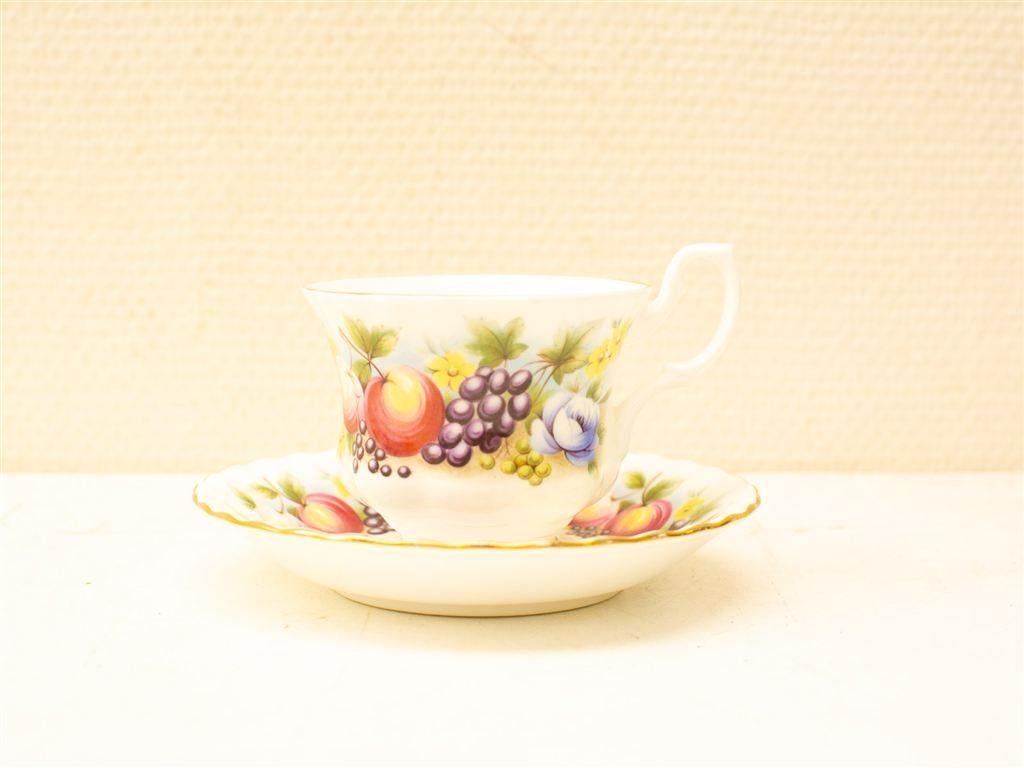 Richmond Bone china porseleinen kop en schotel 33673, Gebruikt, Ophalen of Verzenden, Bord(en), Wedgwood