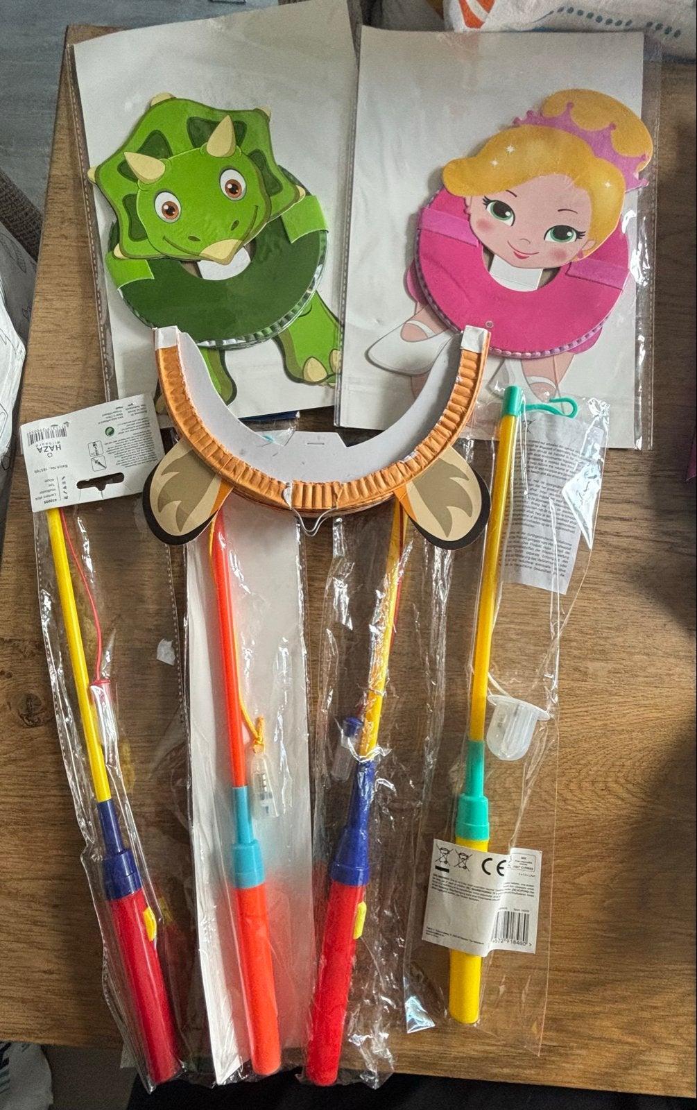3 Lampionnen en 4 stokjes - Dinosaurus, leeuw & Prinses, Ophalen of Verzenden, Nieuw, Versiering, Overige