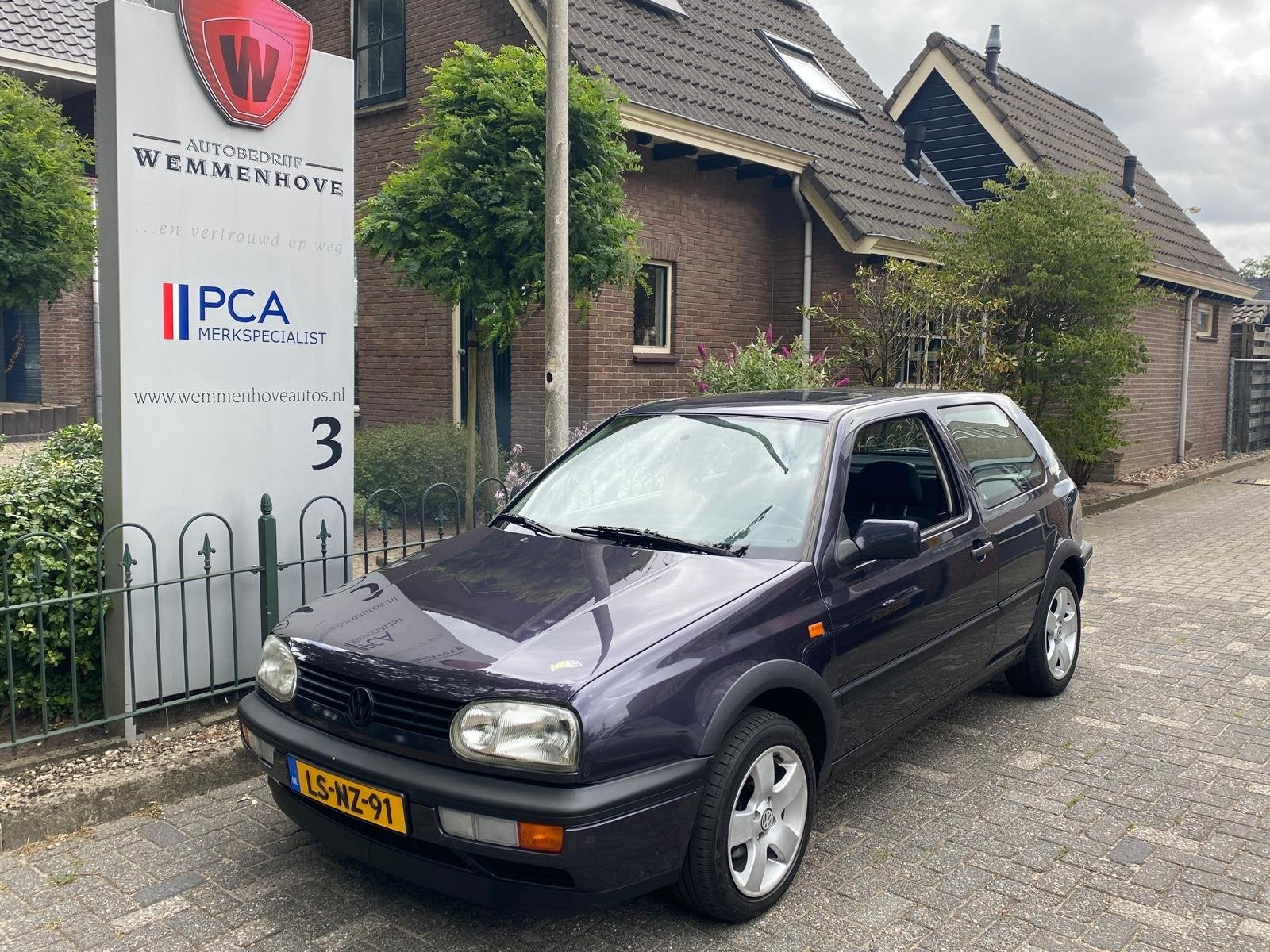 Volkswagen Golf 1.8 CL Rolling stones (bj 1995), Auto's, Oldtimers, Voorwielaandrijving, Stof, Zwart, Overige kleuren