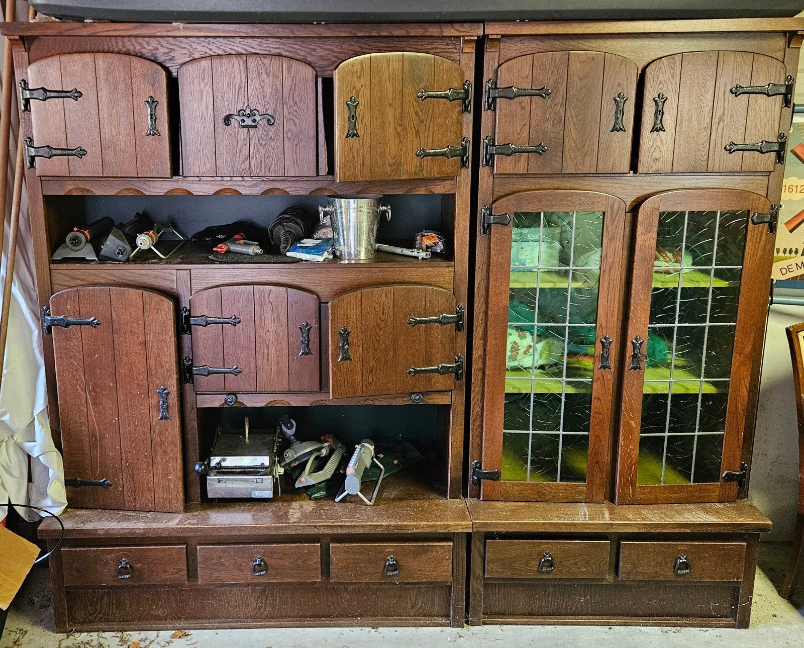 Oisterwijk eikenhouten kast met glas-in-lood, Ophalen