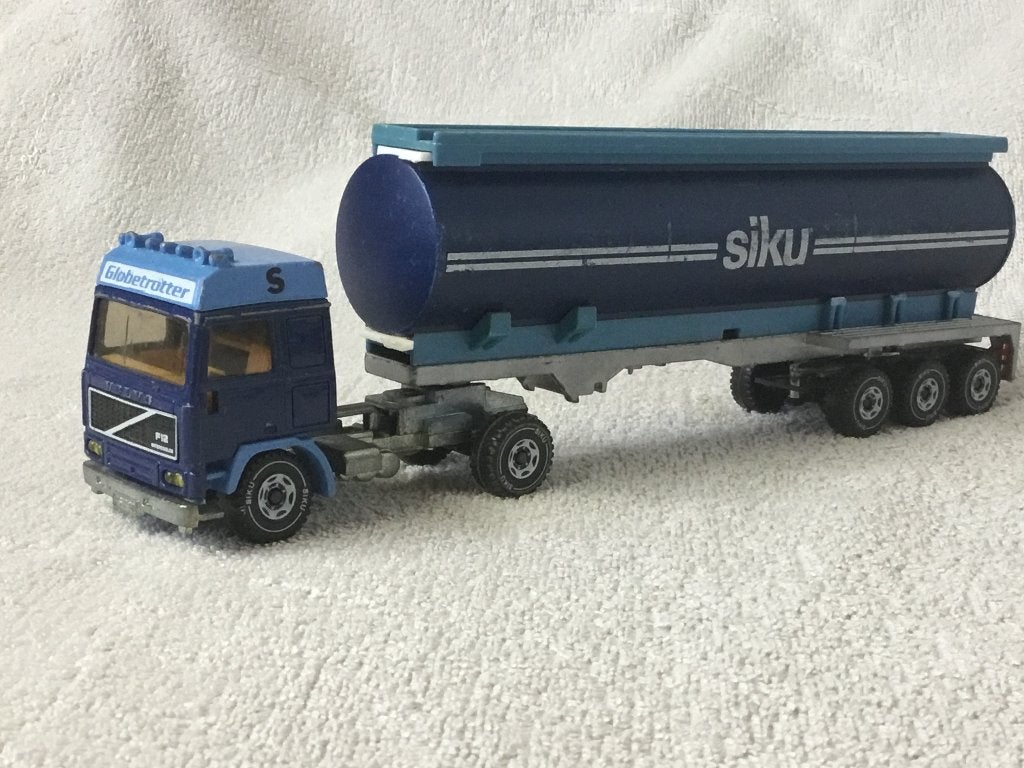 VOLVO F12 Globetrotter vrachtwagen met tanktrailer, Ophalen of Verzenden, Zo goed als nieuw, Bus of Vrachtwagen, SIKU