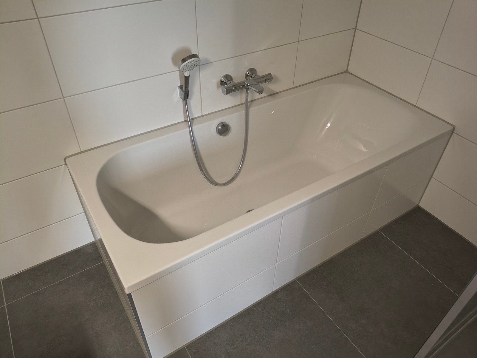 Witte badkuip met geïntegreerde douche, Ophalen, Gebruikt, Met douche