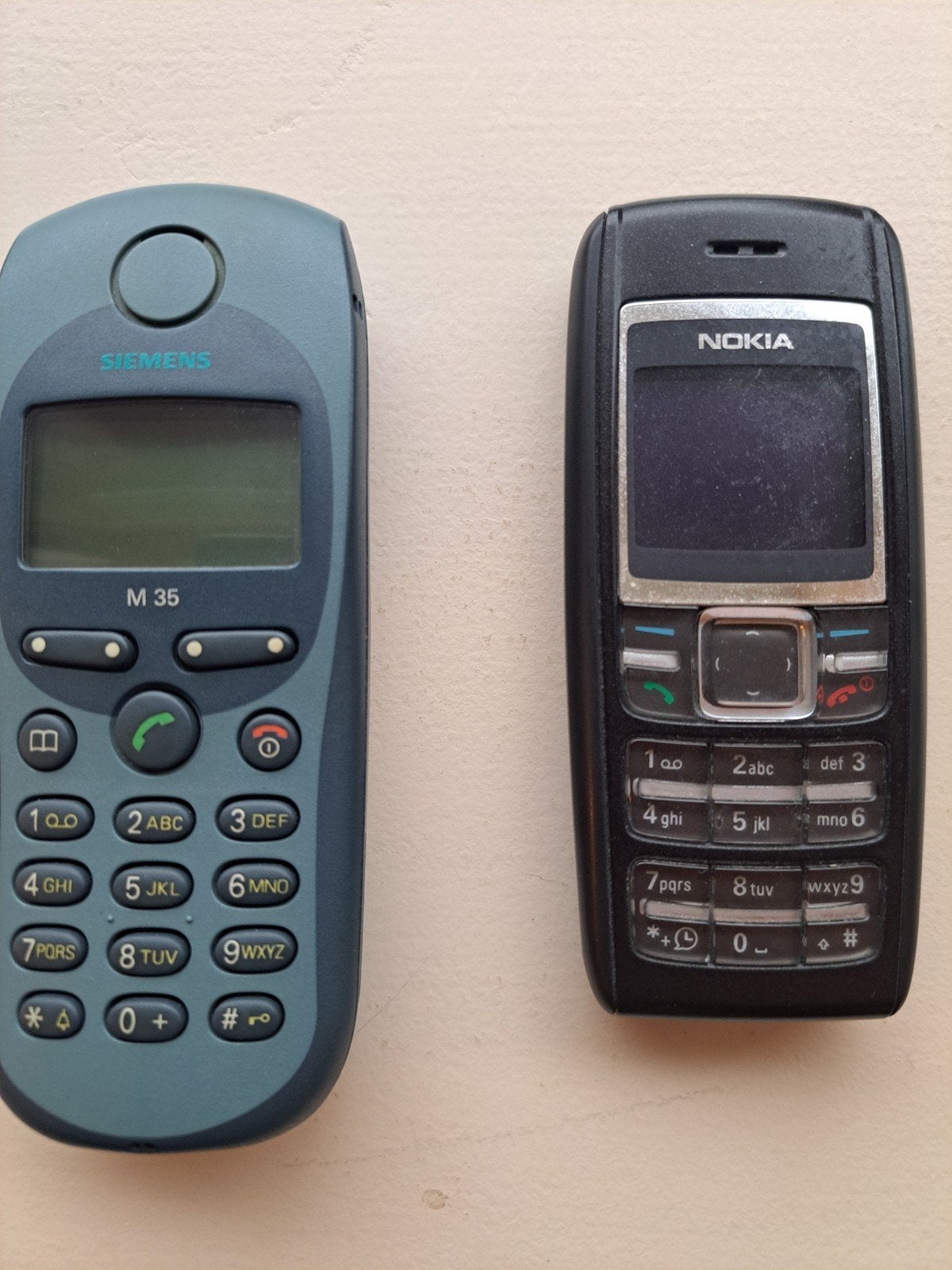 2 Oude mobieltje Siemens en Nokia met oplader, Ophalen of Verzenden, Geen camera