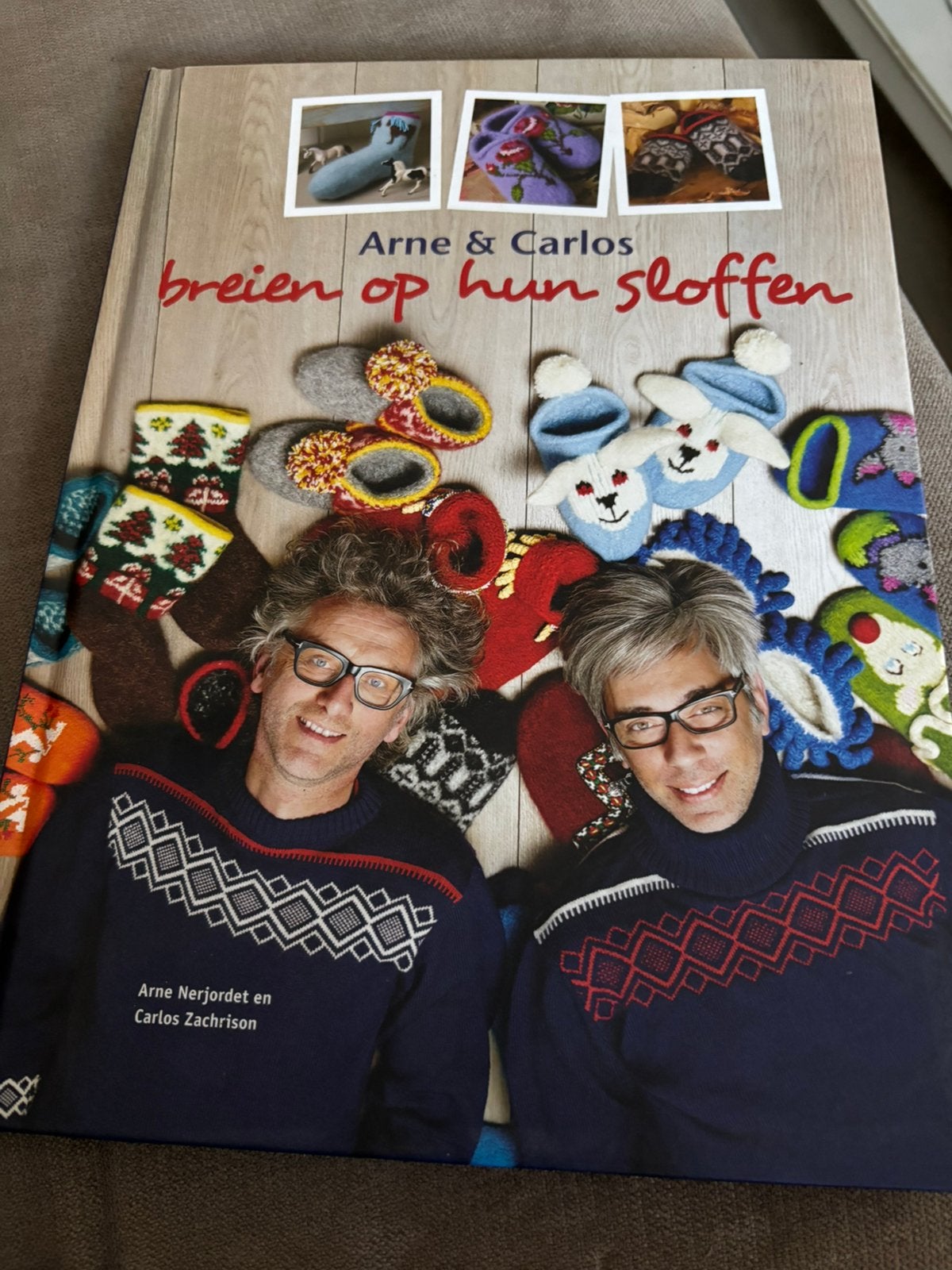 Arne en Carlo breien op hun sloffen, Ophalen of Verzenden, Zo goed als nieuw, Breien, Patroon of Boek