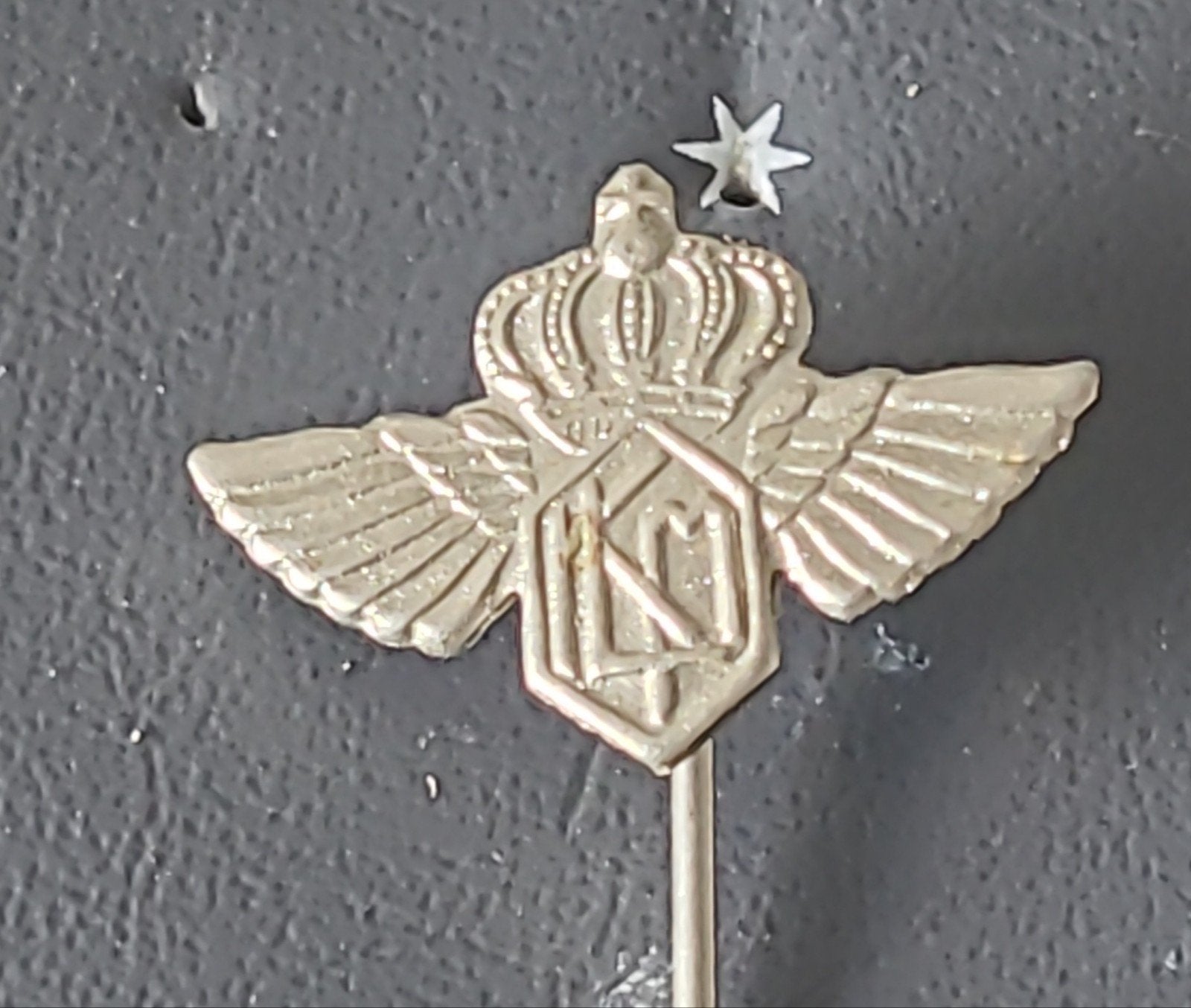 Vintage speldje met kroon en vleugels KLM, Verzamelen, Verzenden, Gebruikt, Overige onderwerpen, Speldje of Pin