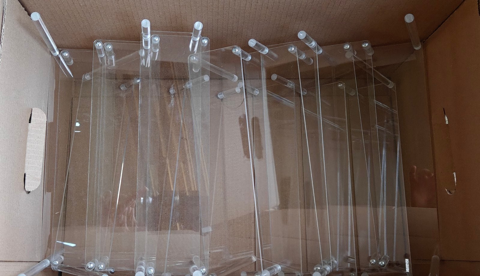 Plexiglas vitrine etagères met twee niveaus, Ophalen of Verzenden, Gebruikt, Etagère, Kunststof