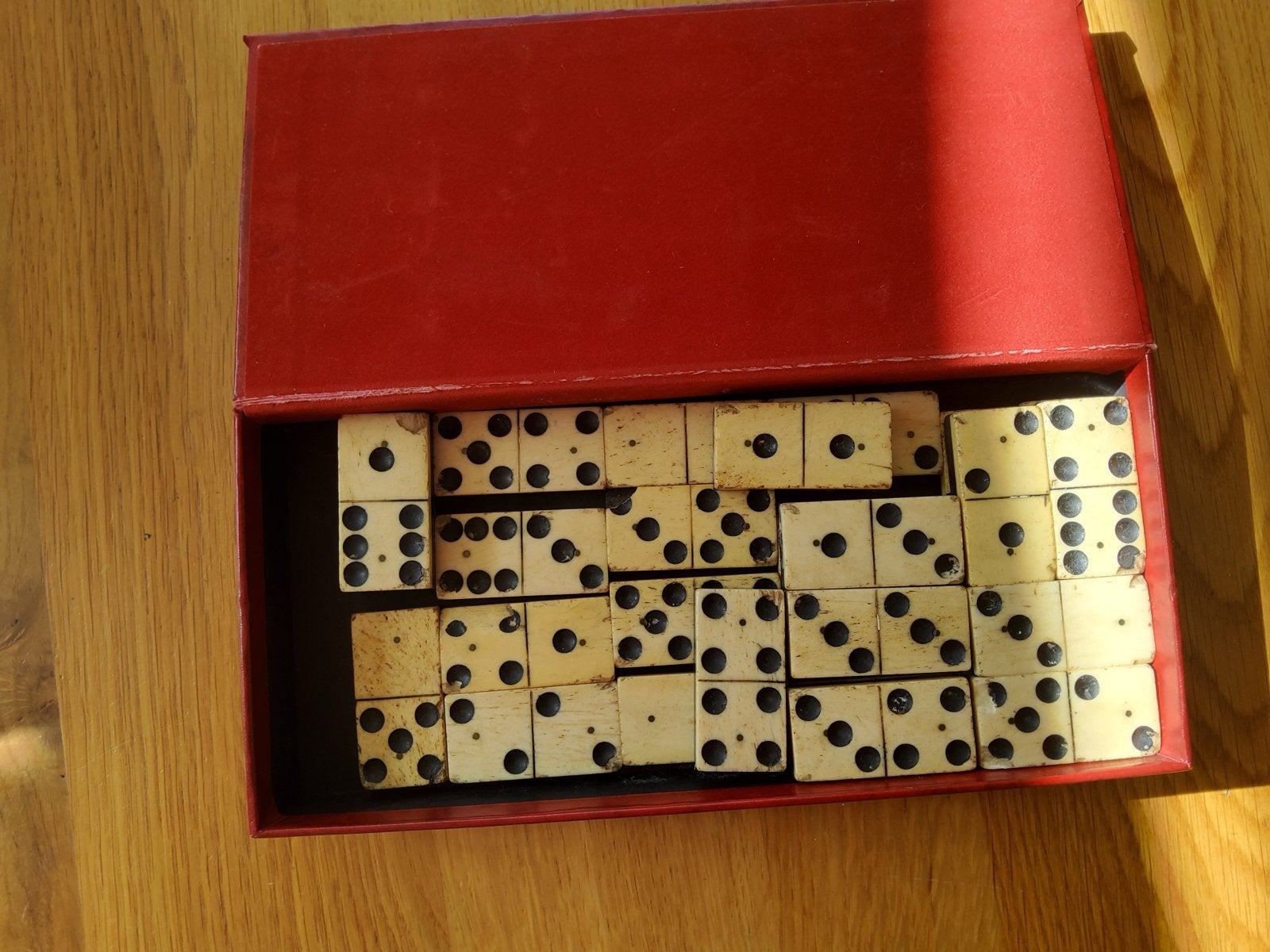 Oude domino stenen in rode doos - Vintage gezelschapsspel, Een of twee spelers, Ophalen of Verzenden, Gebruikt