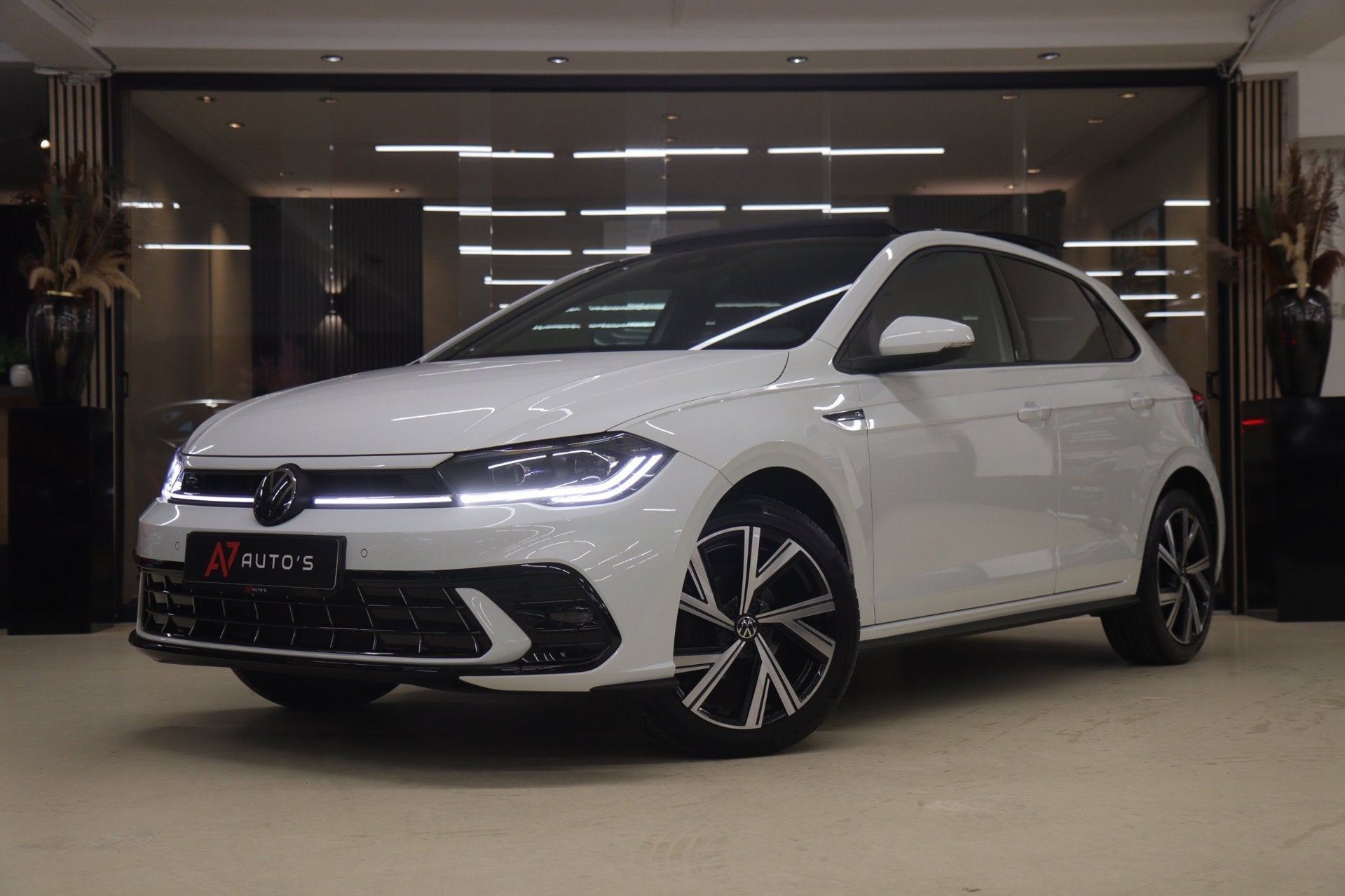 Volkswagen POLO 1.0 TSI R-Line Business PANO/STOELV/CARPLAY/, Gebruikt, Euro 6, Leder en Stof, Wit