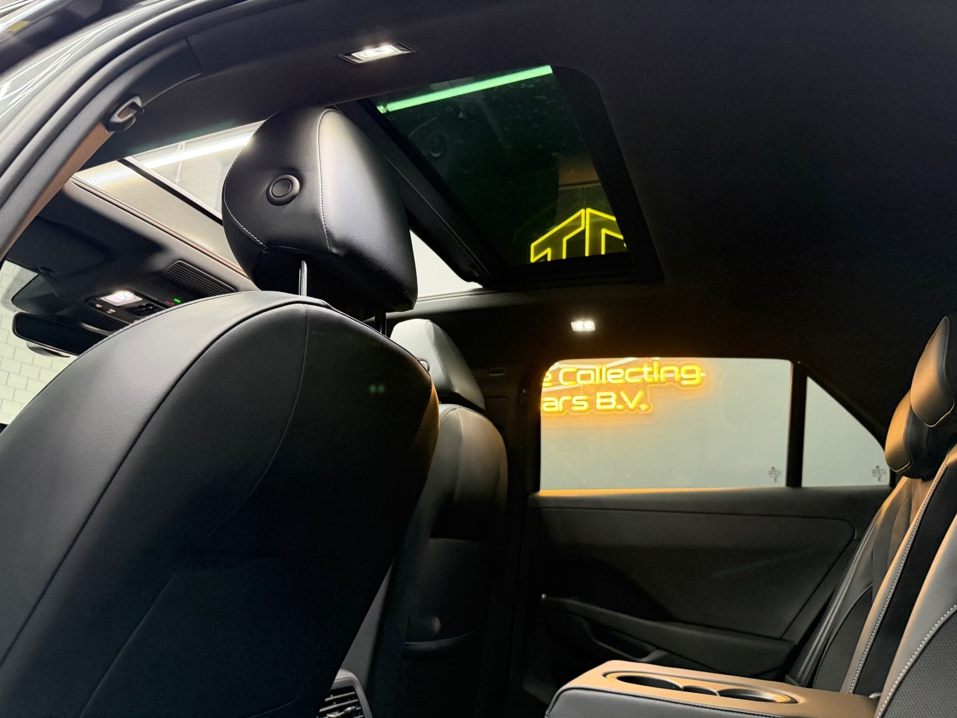 Foto 19 van Volkswagen T-ROC 1.5 eTsi R-Line First Edition Pano-IQ-KEYLE
