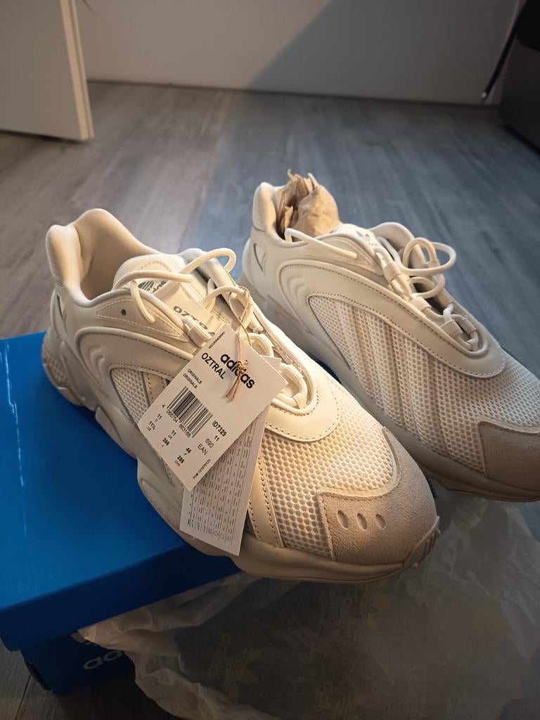 Adidas OZWEEGO sneakers - Nieuw met kaartjes, Adidas, Beige, Nieuw, Ophalen of Verzenden
