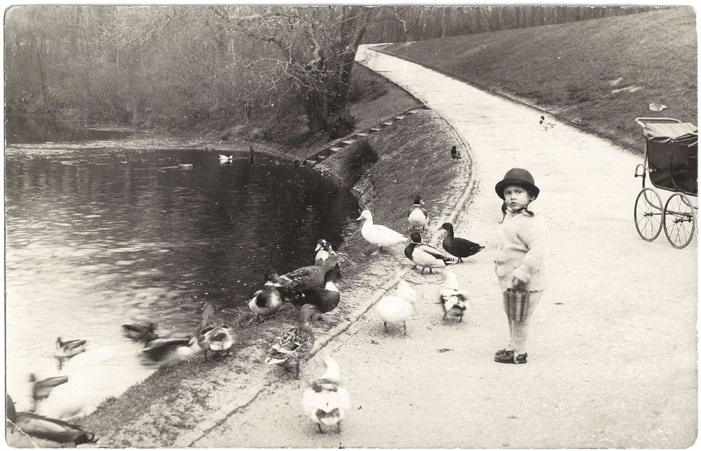 Foto 1926 Kind Hoed Eenden Vijver Kinderwagen Snel Den Haag, Gebruikt, Foto, Ophalen of Verzenden, Voor 1940