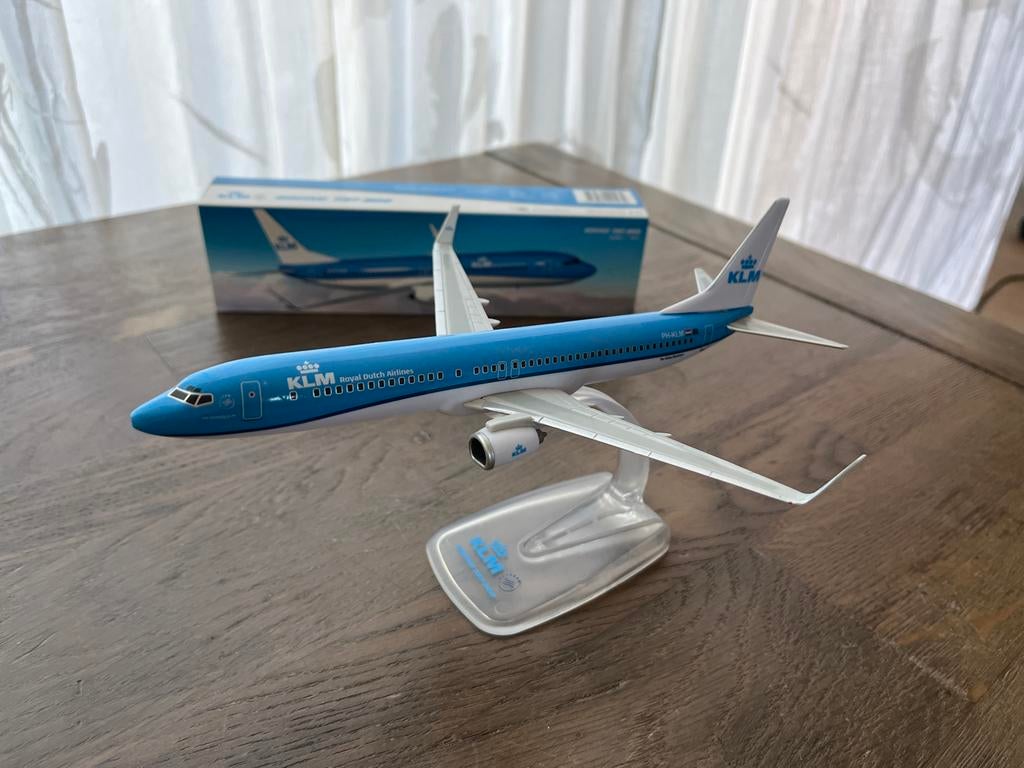 KLM Boeing 737-900 schaalmodel met standaard, Overige merken, 1:200 of kleiner, Ophalen of Verzenden, Zo goed als nieuw