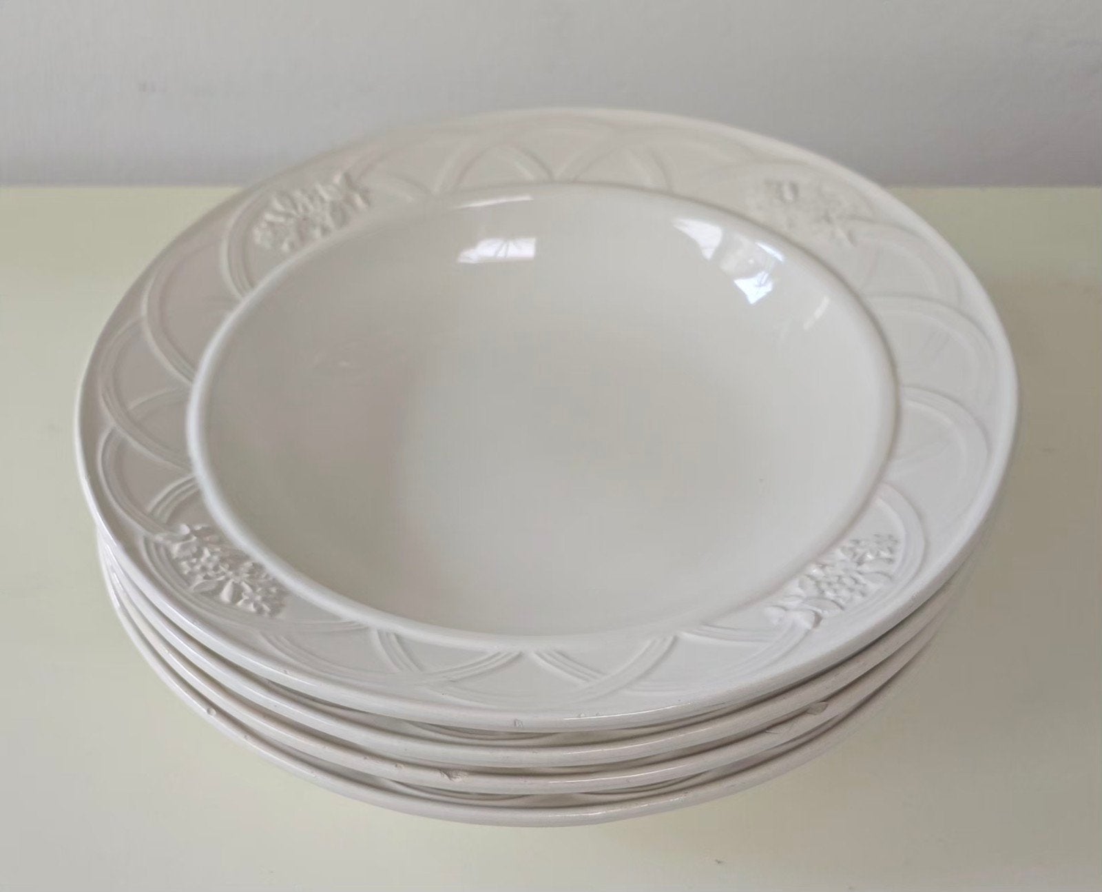 Set van 4 diepe borden met reliëf, wit, Gebruikt, Ophalen of Verzenden, Bord(en), Klassiek