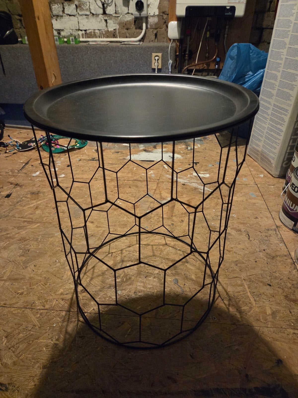 Zwarte bijzettafel met metalen frame en dienblad, Minder dan 55 cm, Gebruikt, Modern, Industrieel, Metaal of Aluminium