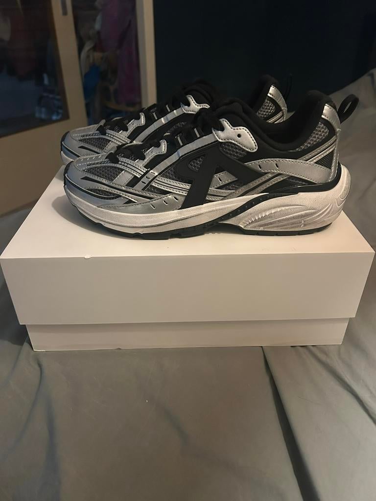 REPRESENT Storm runner silver black EU42,5 US9, Kleding | Heren, Schoenen, Ophalen of Verzenden, Zo goed als nieuw, Zwart
