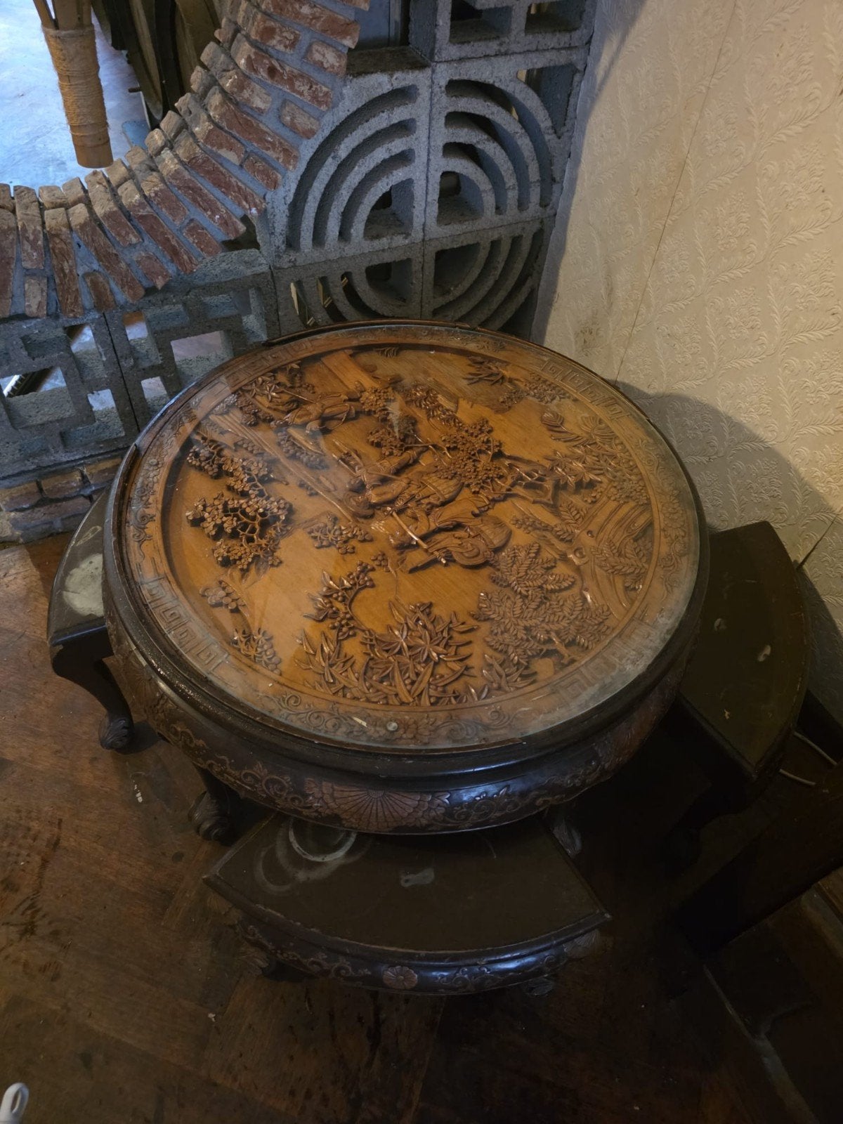 Vintage Chinese theetafel met 4 krukjes – handgesneden, Ophalen