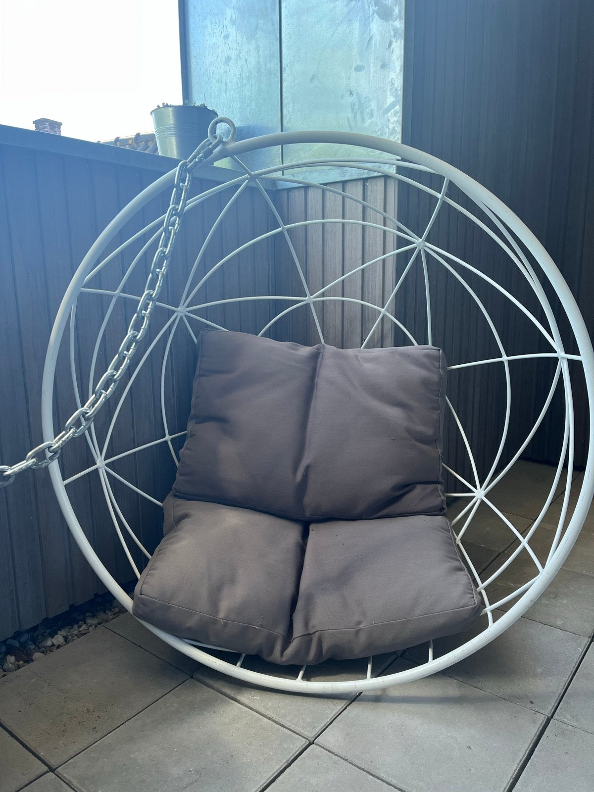 Comfortabele hangstoel met kussens - Wit metaal, Huis en Inrichting, Stoelen, Gebruikt, Eén, Metaal, Wit, Ophalen